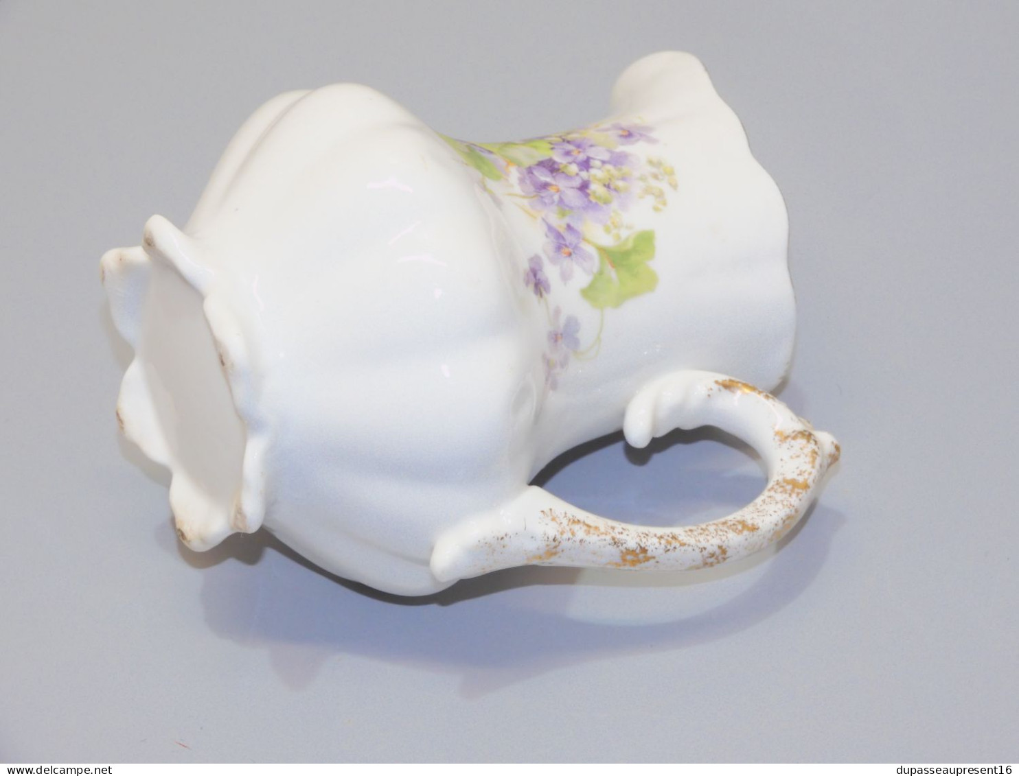 -JOLI ANCIEN POT A LAIT CREMIER PORCELAINE  décor de Violettes collection    E