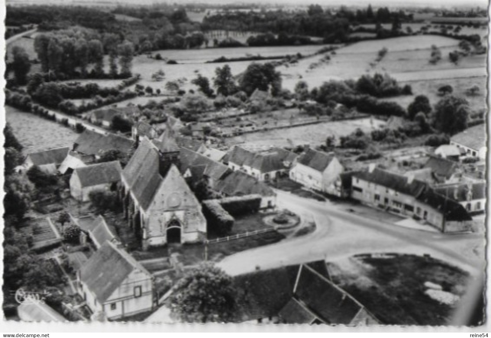 28 COMBRES (Eure Et Loire) Vue Aérienne La Place Et L'Eglise -circulé Edit. CIM Combier N° 29-18 A - Cloyes-sur-le-Loir