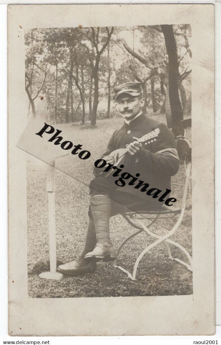 Carte Photo Originale - Militaire Soldat Poilu Armée Guerre 1914 1918 - Militaire Musicien Jouant De La Mandoline - War 1914-18