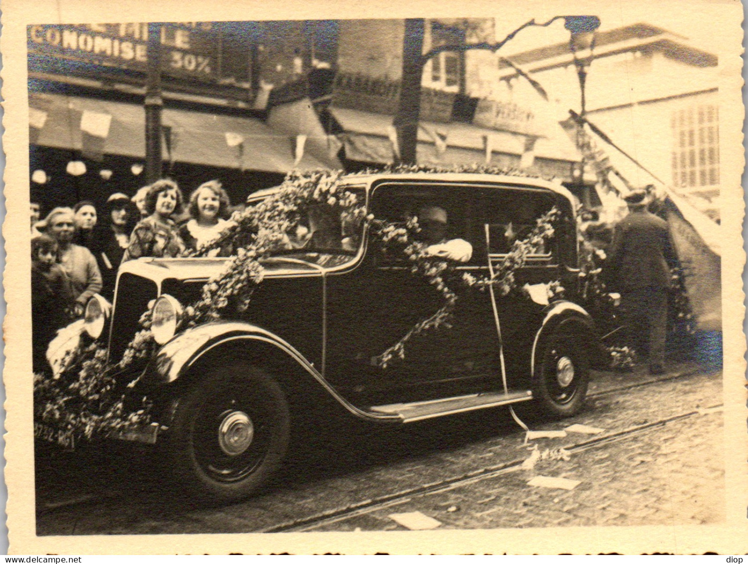 Photographie Photo Vintage Snapshot Amateur Automobile Voiture Auto Fleuri - Automobile