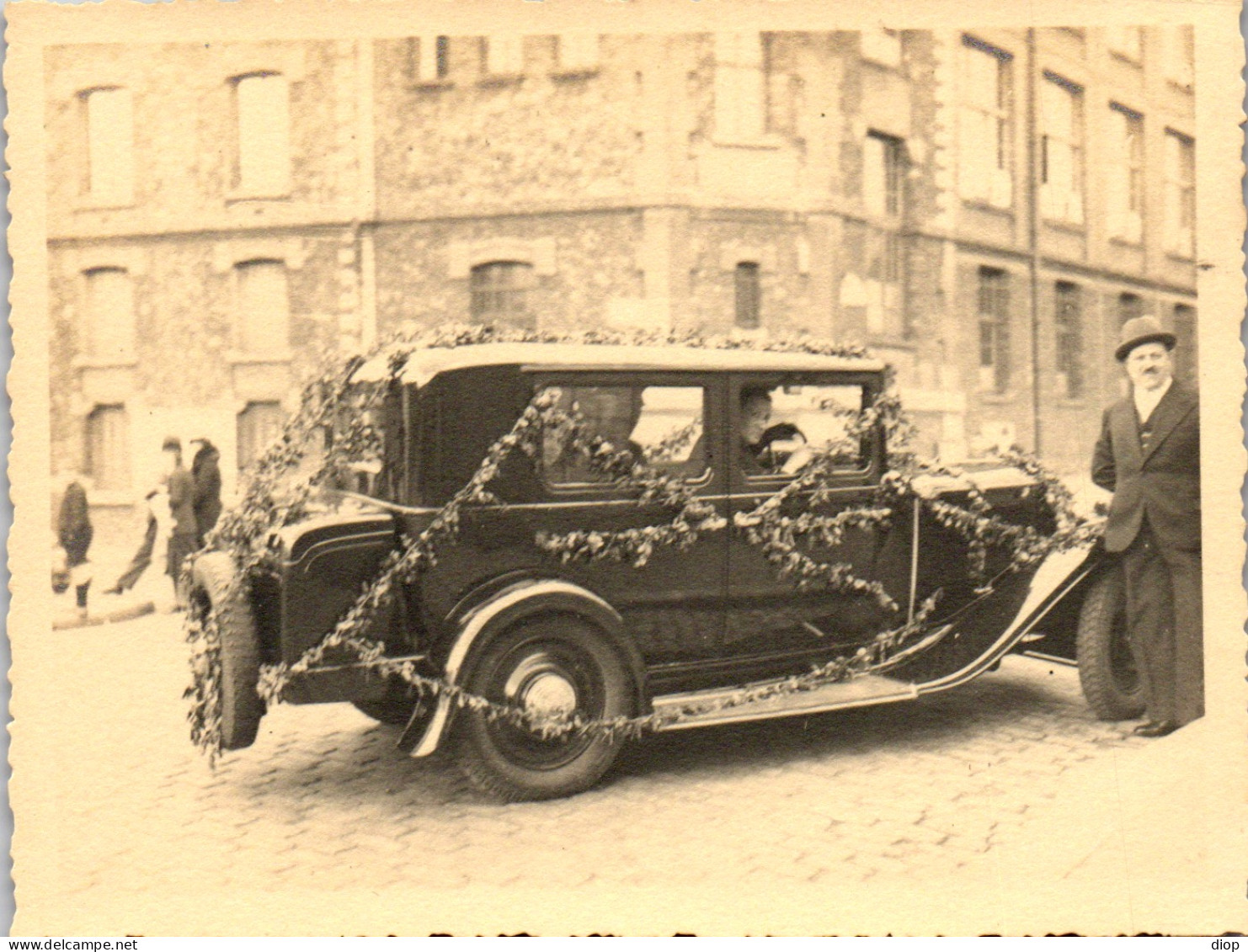Photographie Photo Vintage Snapshot Amateur Automobile Voiture Auto Fleuri - Cars