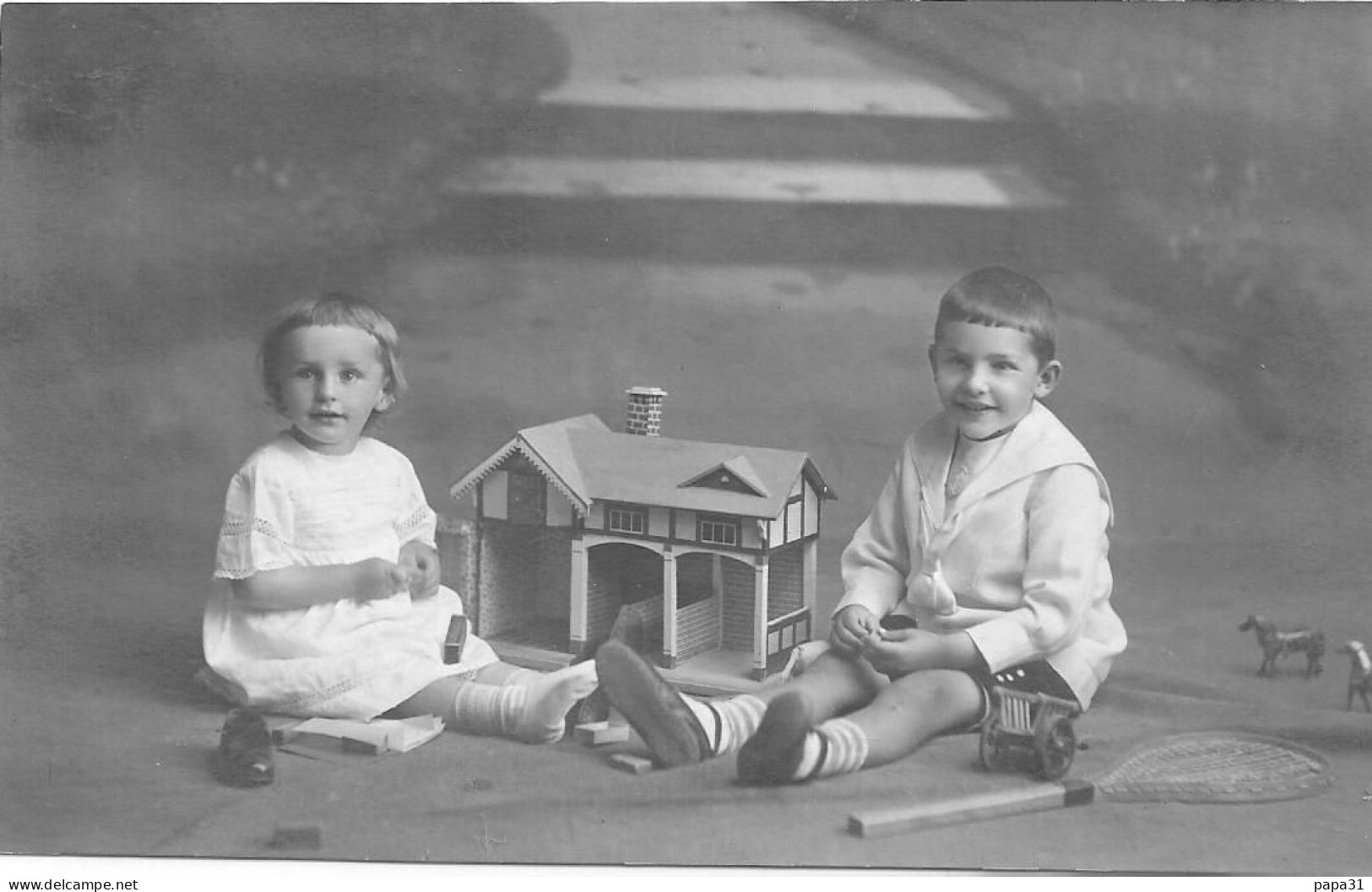 Enfants Jouant Avec Une Maisonnette  - Carte Photo 1916 - Szenen & Landschaften