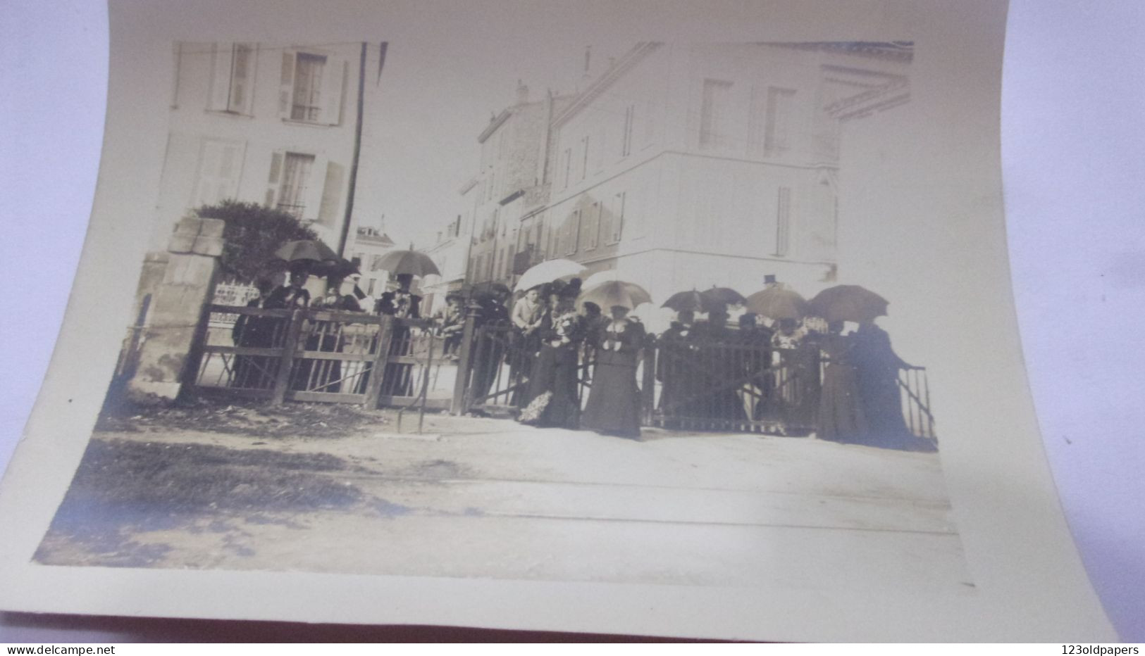 06 BELLE PHOTO DE CANNES  LEGENDEE 12 MARS 1899 ATTENDANT LE TRAIN DE LA REINE D ANGLETERRE - Cannes