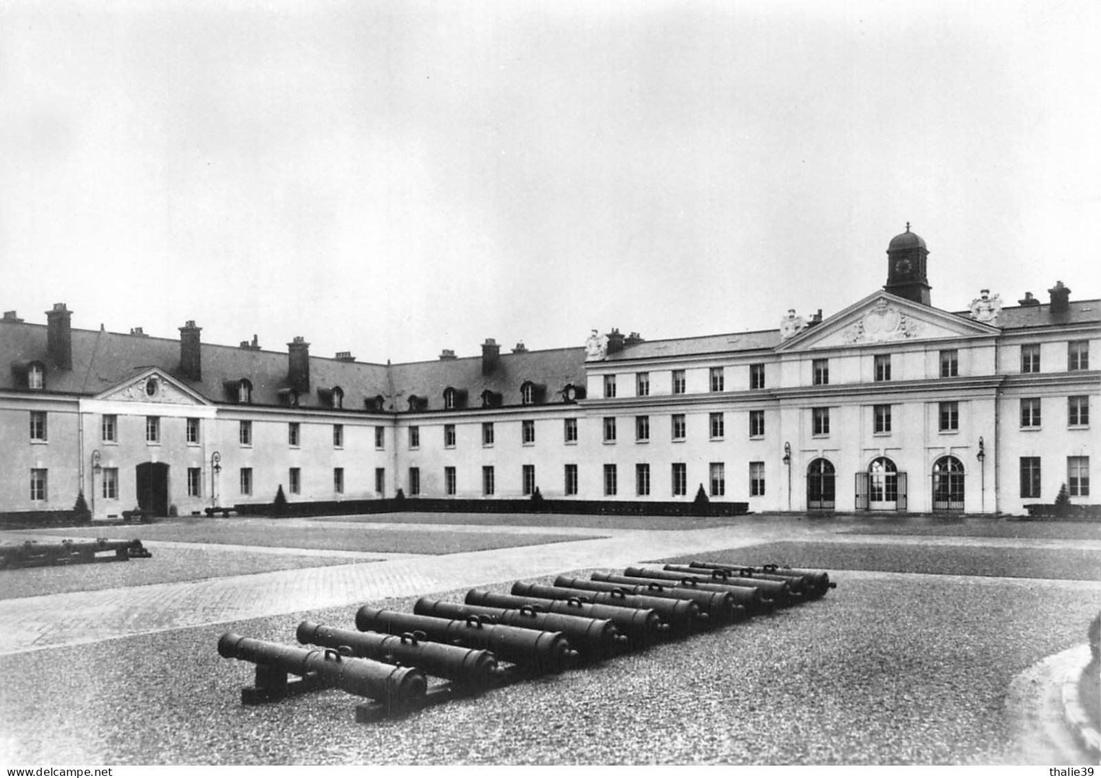 Le Creusot Château De La Verrerie Canons - Le Creusot