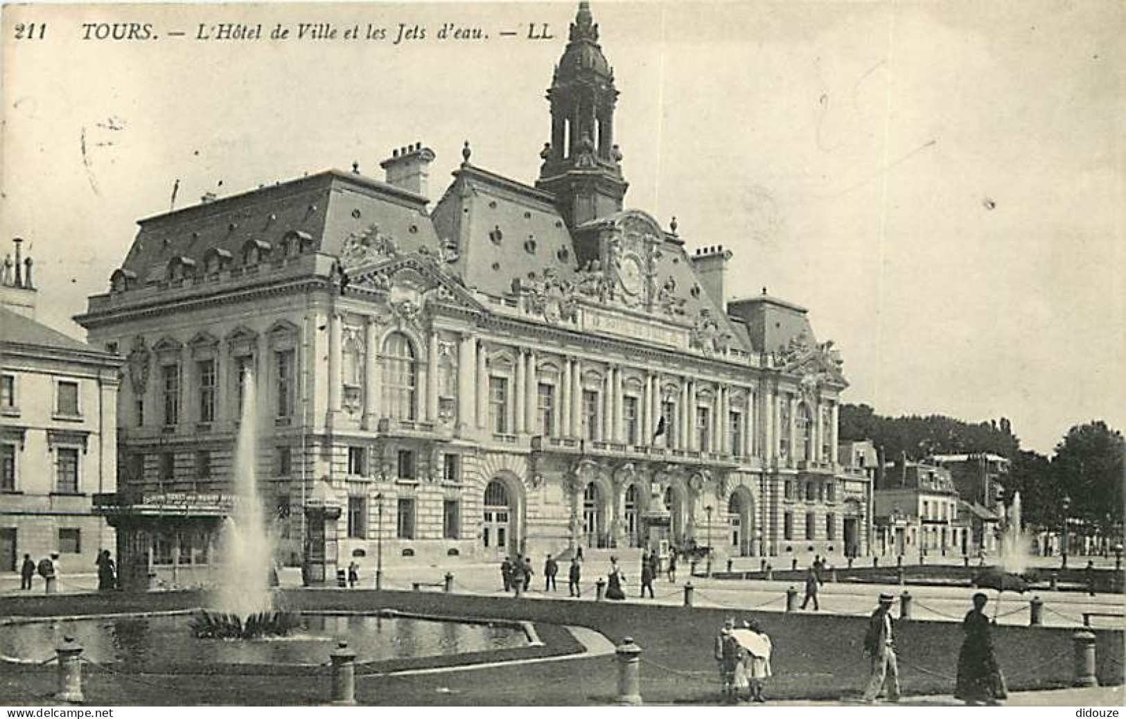 37 - Tours - L'Hotel De Ville Et Les Jets D'eau - Animée - Oblitération Ronde De 1911 - CPA - Voir Scans Recto-Verso - Tours