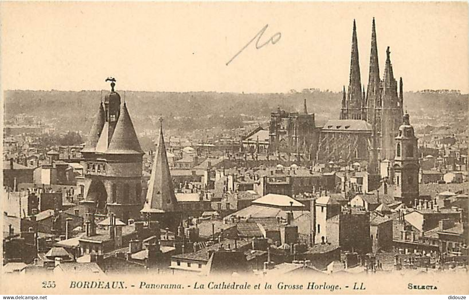 33 - Bordeaux - Panorama - La Cathédrale Et La Grosse Horloge - CPA - Voir Scans Recto-Verso - Bordeaux