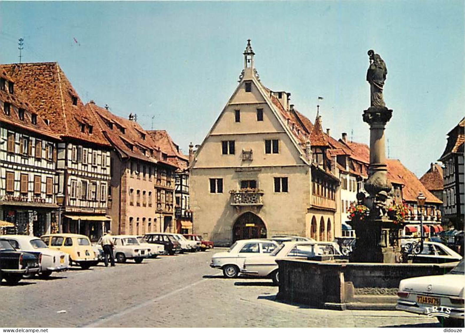 Automobiles - Obernai - La Fontaine Sainte-Odile Et La Halle Aux Blés édifiée En 1554 - CPM - Voir Scans Recto-Verso - Voitures De Tourisme