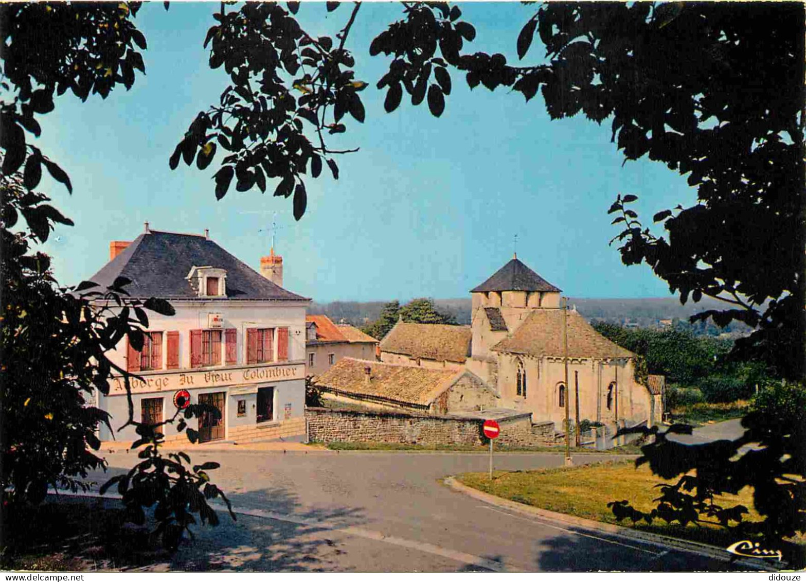 86 - Colombiers - L'église Et L'Auberge Du Vieux Colombier - CPM - Voir Scans Recto-Verso - Andere & Zonder Classificatie