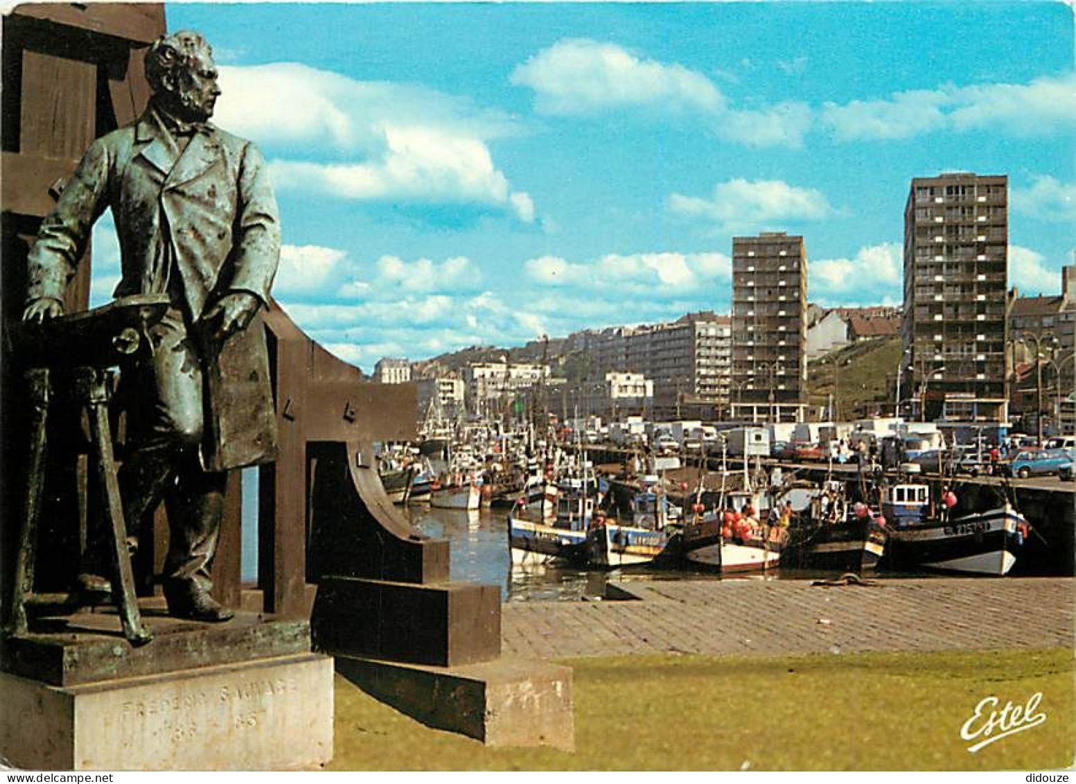 62 - Boulogne Sur Mer - La Statue De Frédéric Sauvage - Les Chalutiers Et Le Quai Gambetta - Bateaux - CPM - Voir Scans  - Boulogne Sur Mer