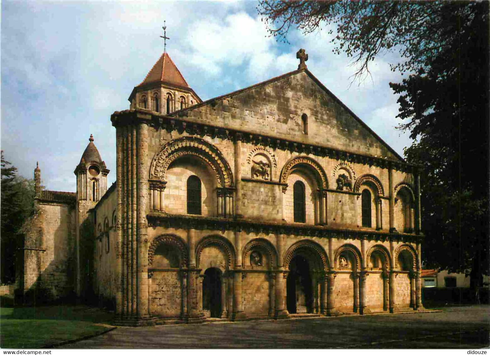 17 - Surgères - Eglise Notre Dame - CPM - Carte Neuve - Voir Scans Recto-Verso - Surgères