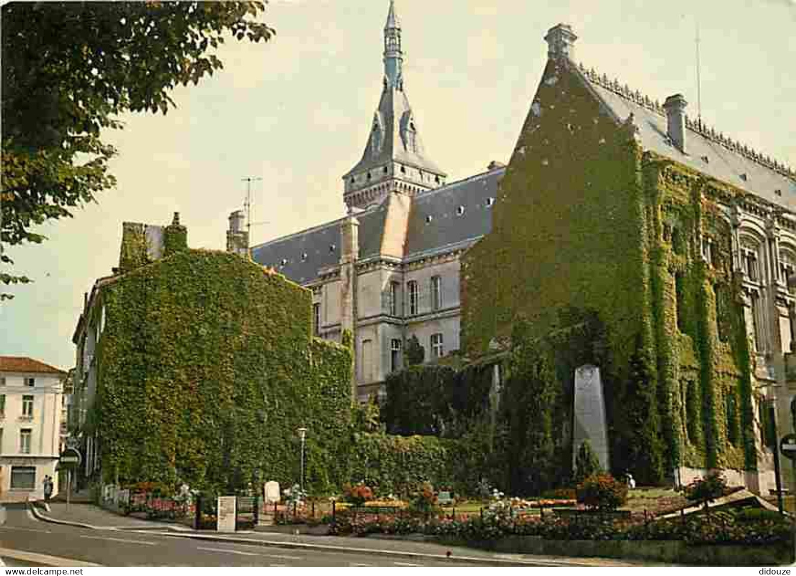 16 - Angouleme - Hôtel De Ville, Avec Ses Beaux Jardins - CPM - Voir Scans Recto-Verso - Angouleme