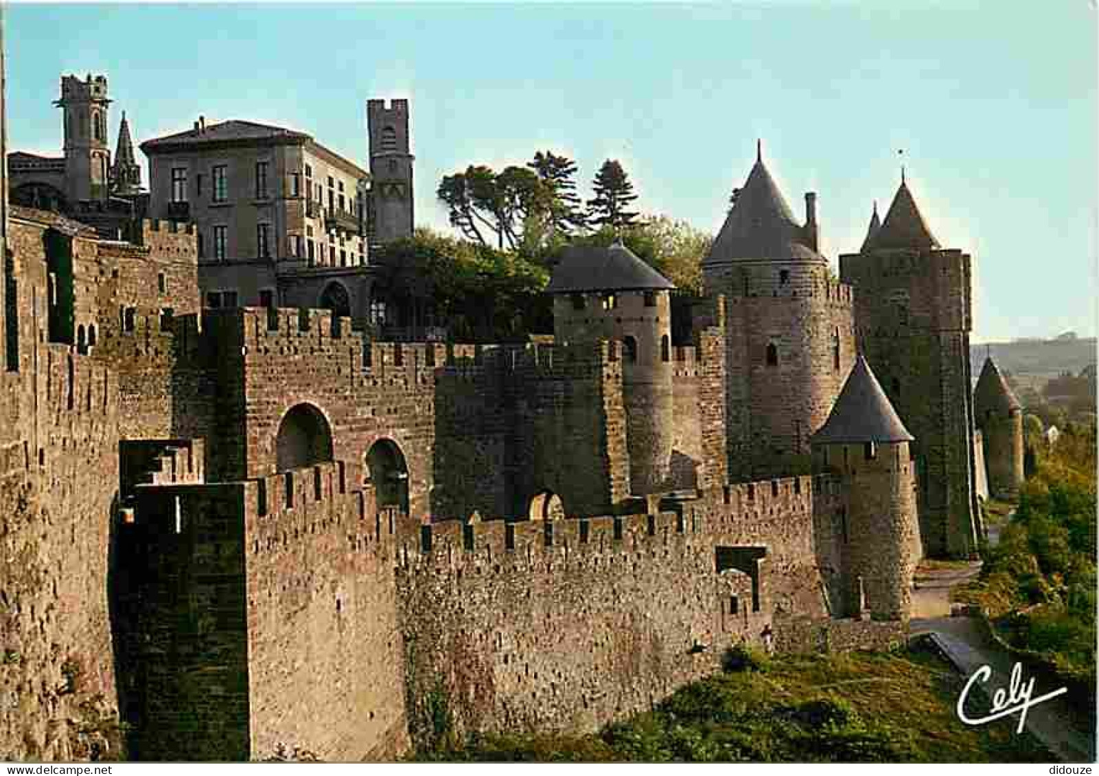 11 - Carcassonne - La Cité Médiévale - Montée De La Porte D'Aude Et Tour Du Petit Canissou, Au Fond Tour Du Four St Naza - Carcassonne