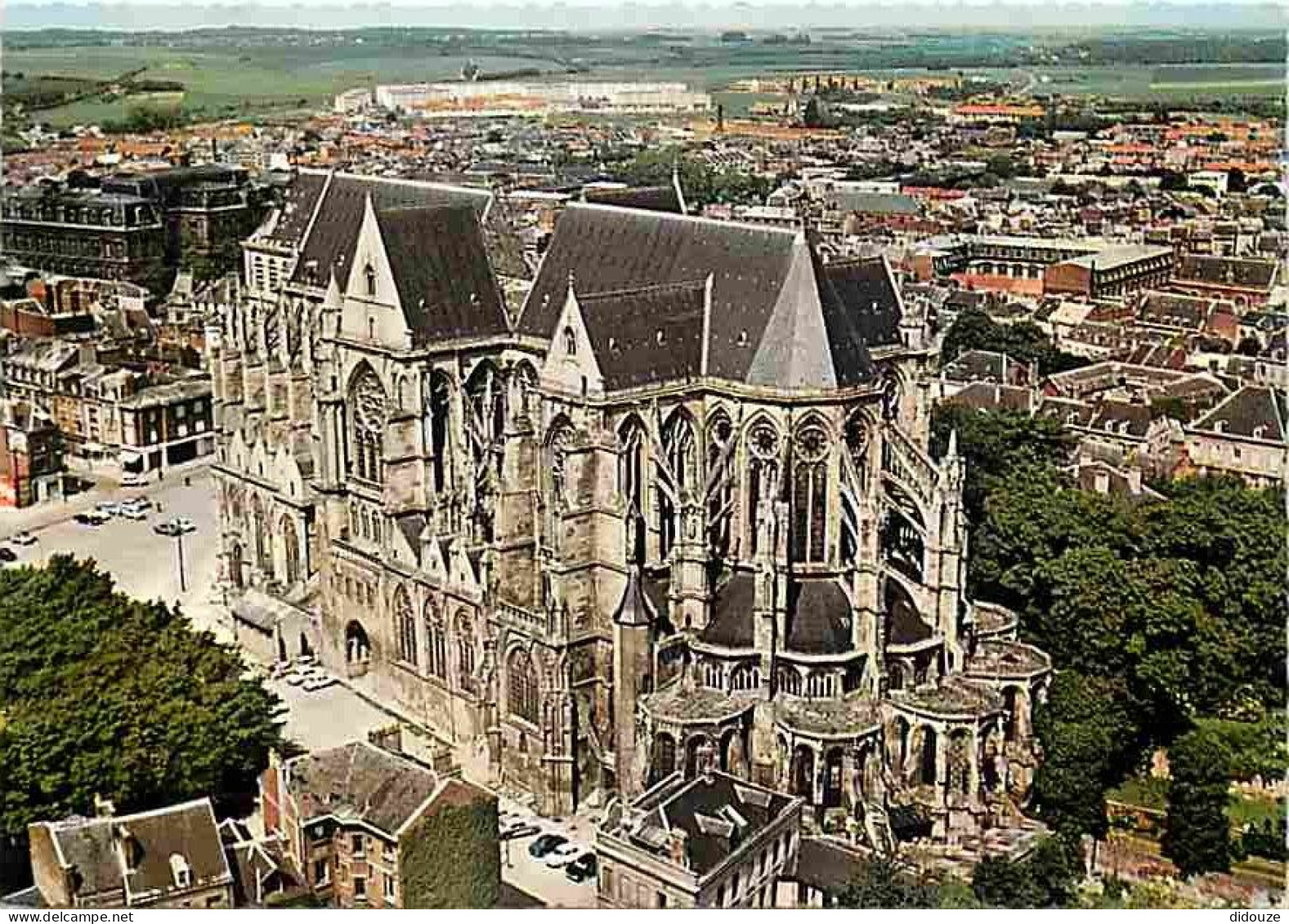 02 - Saint Quentin - La Basilique - Vue Aérienne - CPM - Voir Scans Recto-Verso  - Saint Quentin