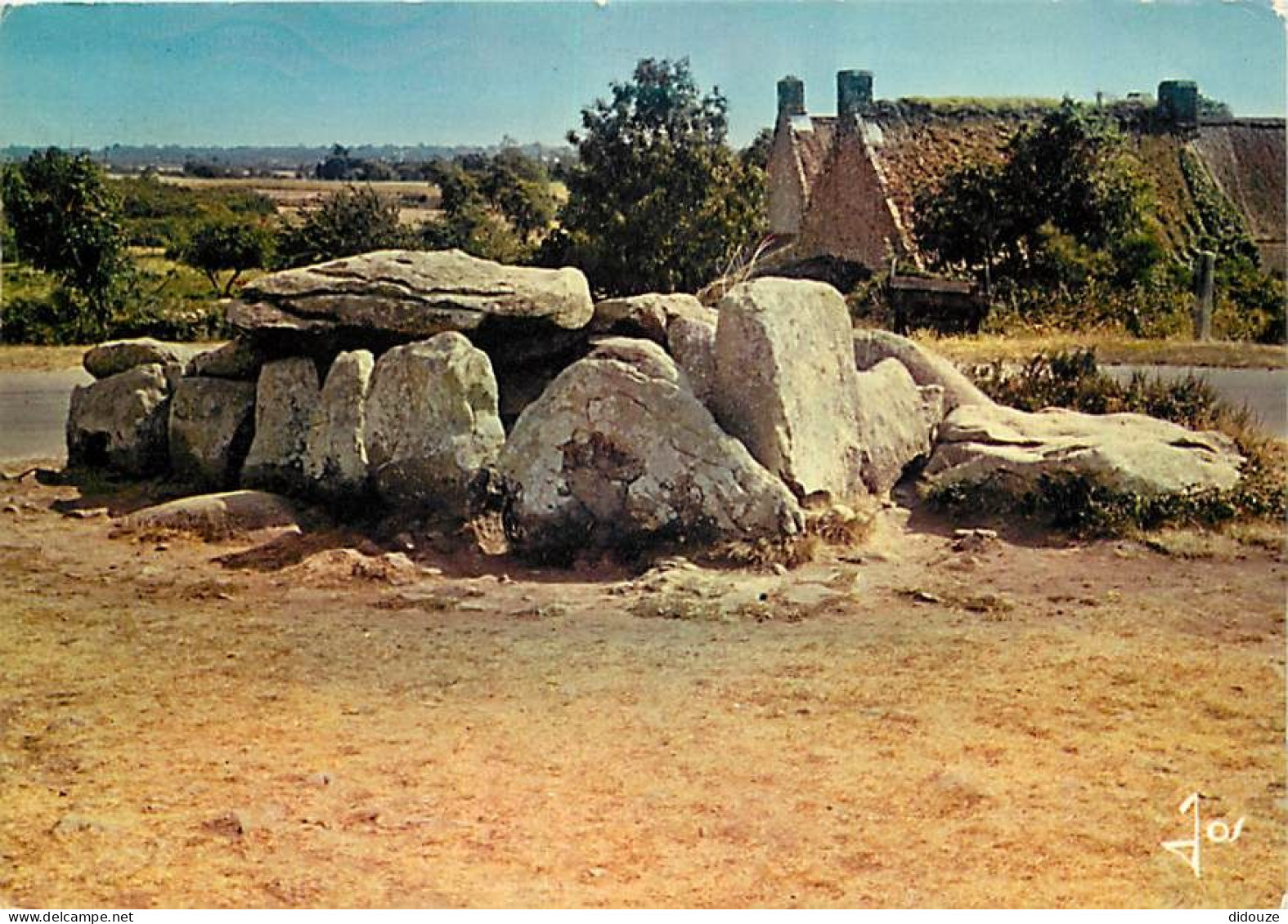 56 - Kermario - Le Dolmen De Kermario Et Vieille Chaumière Morbihannaise - CPM - Voir Scans Recto-Verso - Autres & Non Classés