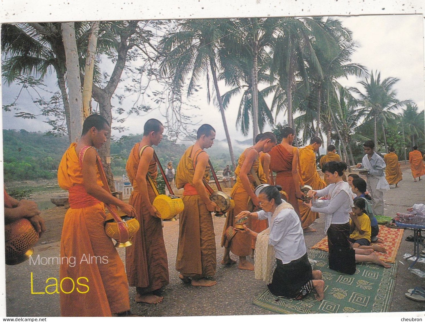 LAOS. VIENTIANE (ENVOYE DE). BUDDHISMS " MORNING ALMS ". ANNEE 2002 + TEXTE + TIMBRE. FORMAT - Laos