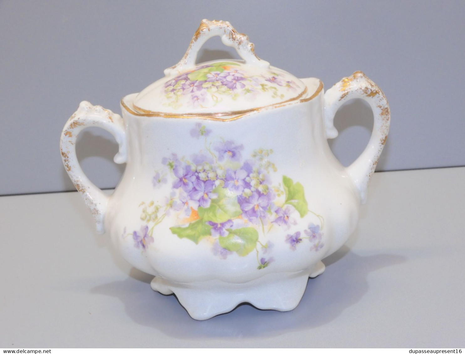 -JOLI ANCIEN POT SUCRIER PORCELAINE  Décor De Violettes Collection       E - Autres & Non Classés