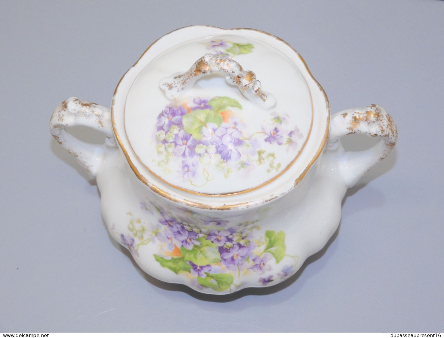 -JOLI ANCIEN POT SUCRIER PORCELAINE  Décor De Violettes Collection       E - Autres & Non Classés