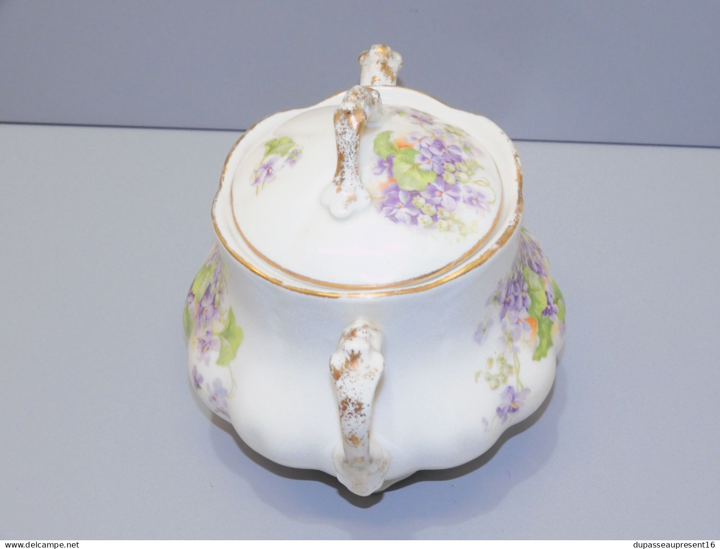 -JOLI ANCIEN POT SUCRIER PORCELAINE  Décor De Violettes Collection       E - Autres & Non Classés