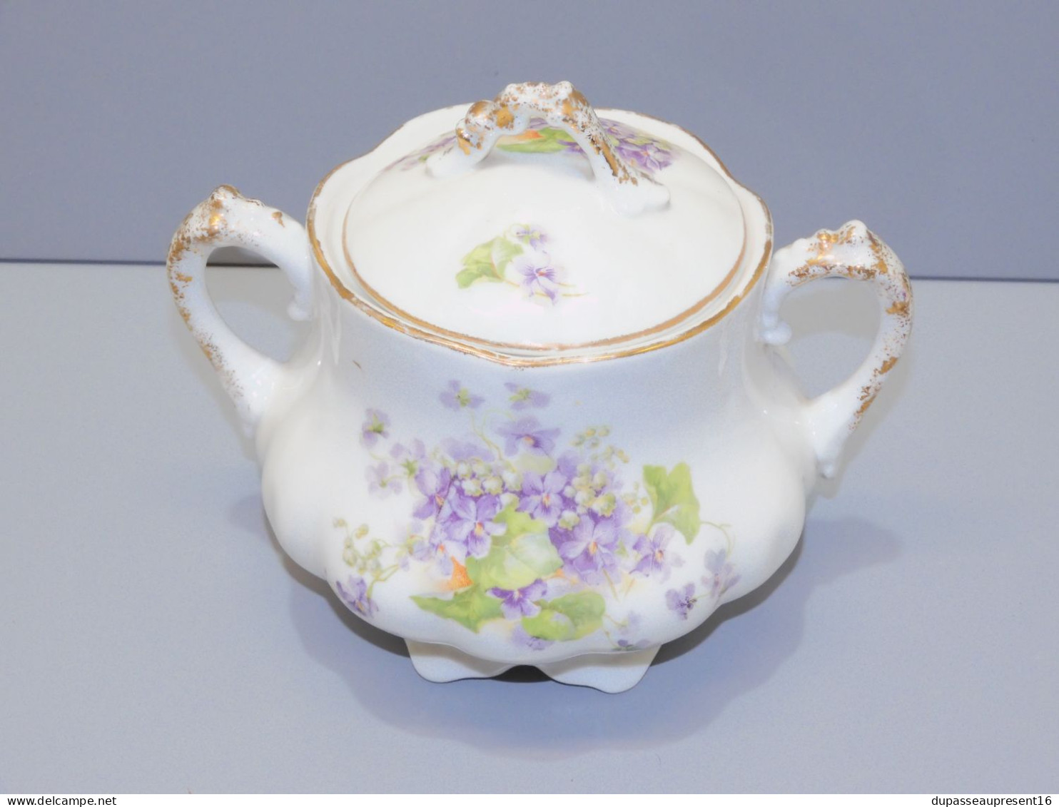 -JOLI ANCIEN POT SUCRIER PORCELAINE  décor de Violettes collection       E