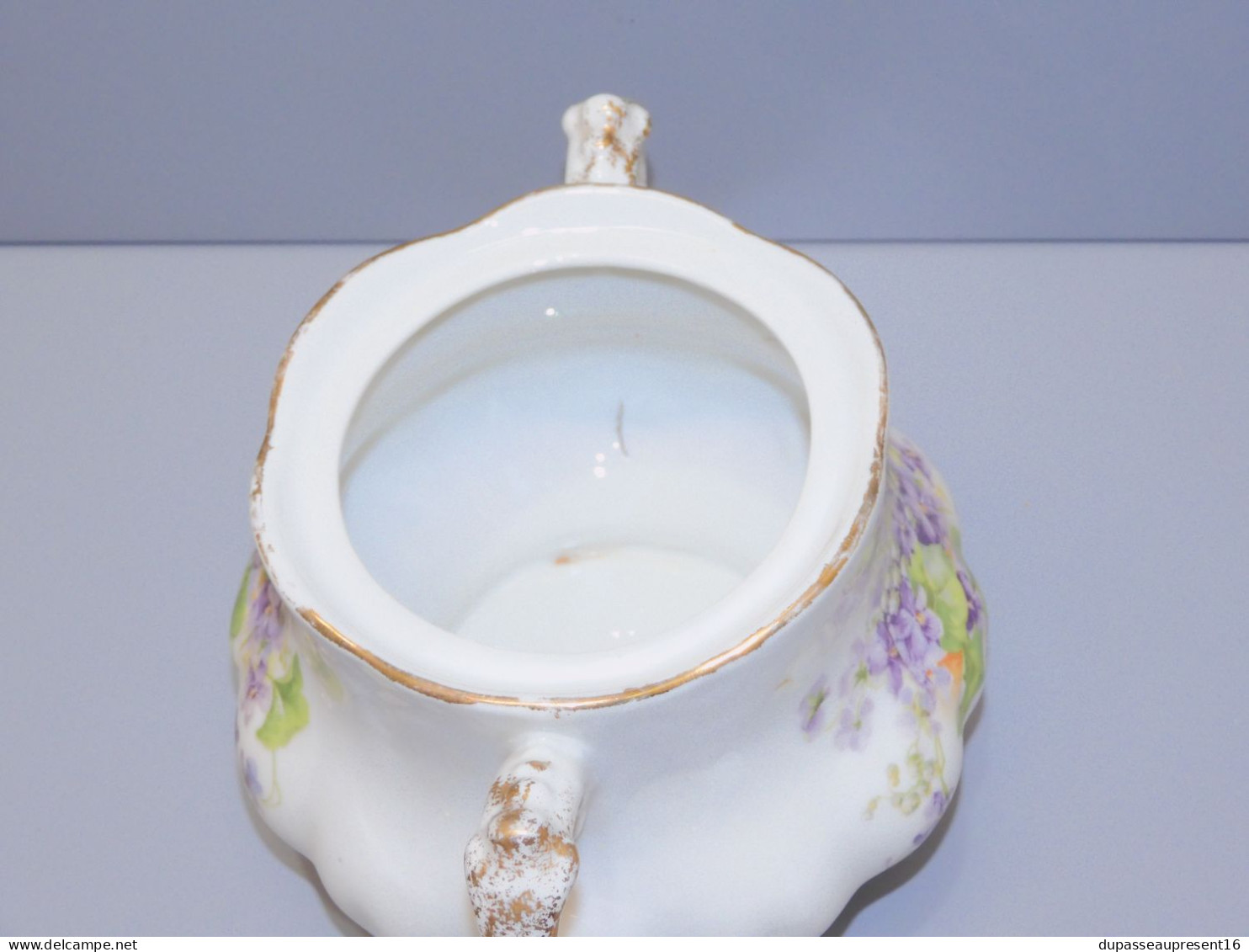 -JOLI ANCIEN POT SUCRIER PORCELAINE  décor de Violettes collection       E