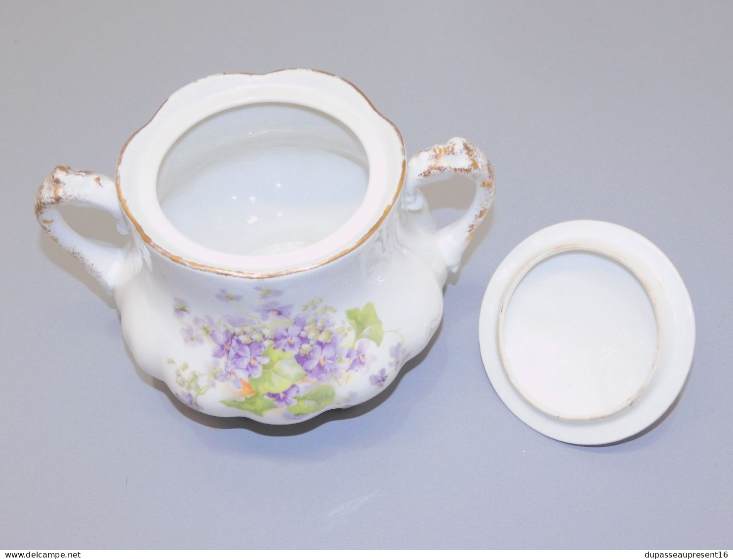 -JOLI ANCIEN POT SUCRIER PORCELAINE  décor de Violettes collection       E