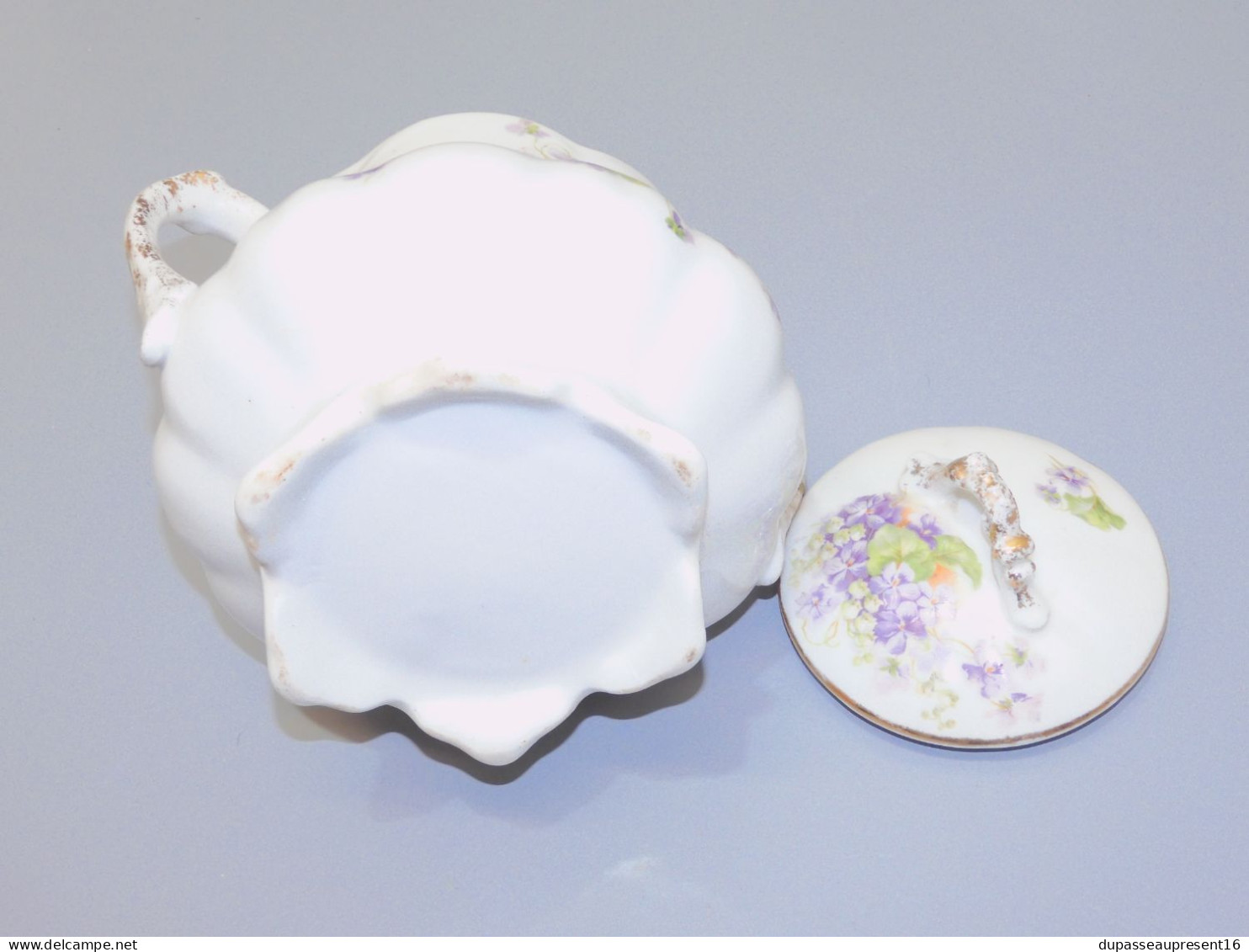 -JOLI ANCIEN POT SUCRIER PORCELAINE  décor de Violettes collection       E