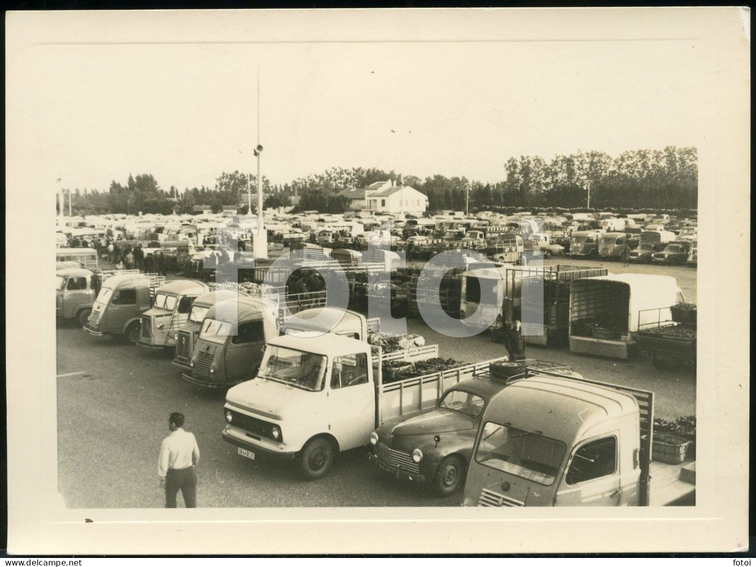 60s ORIGINAL AMATEUR PHOTO MARCHÉE FRANCE VOITURES CITROEN FOURGON H RENAULT OPEL BLITZ AT126 - Places