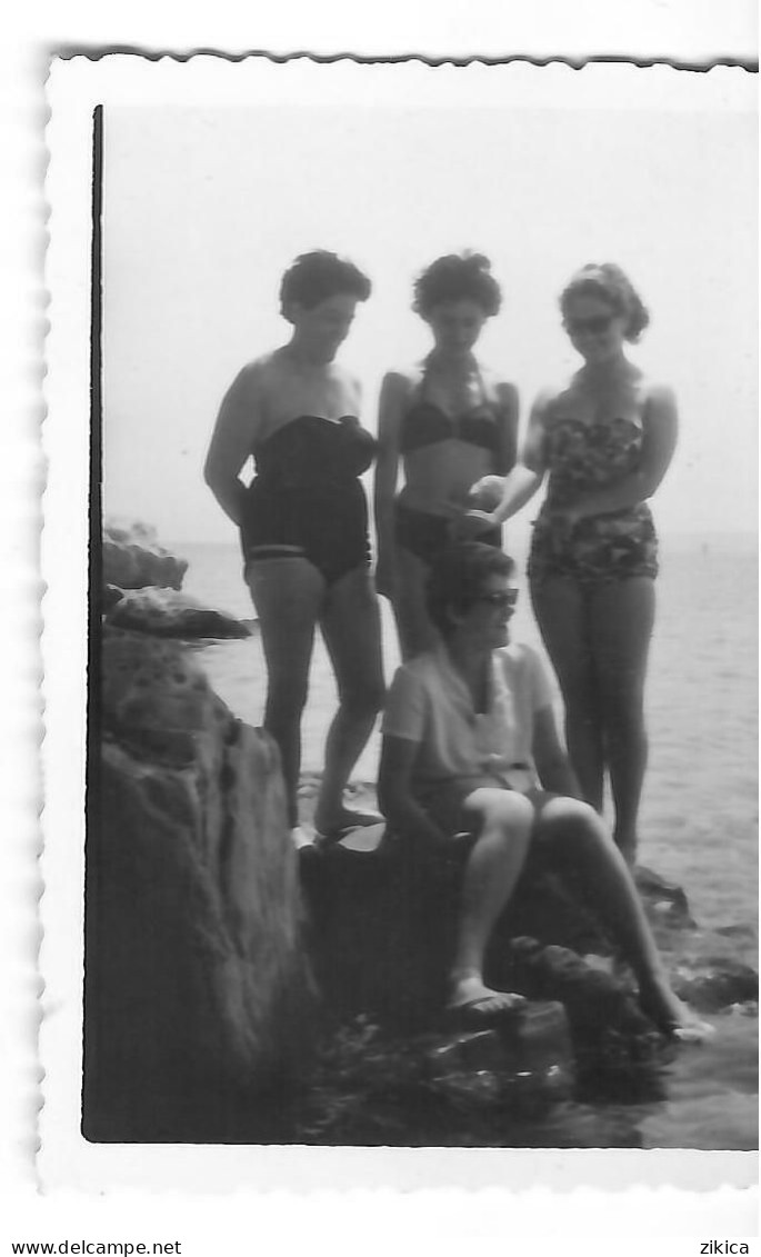 Small Photo ( 6.5cm/8.5cm ) - Anonymous Persons,on The Beach - Personnes Anonymes