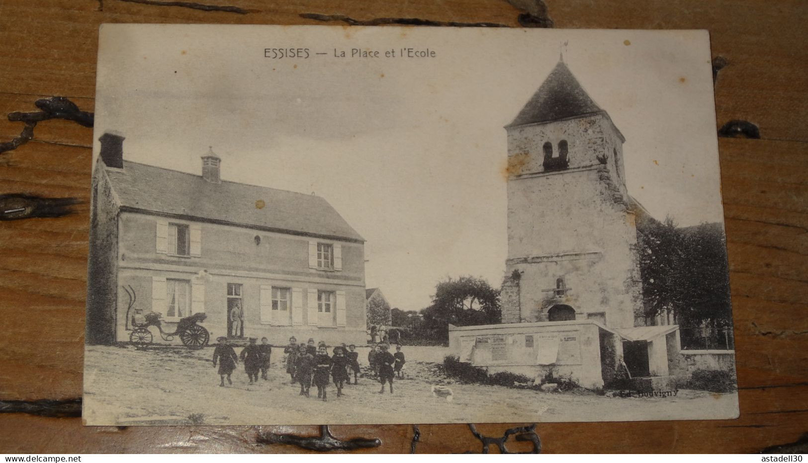 ESSISES, La Place Et L'école ................ 19156 - Autres & Non Classés