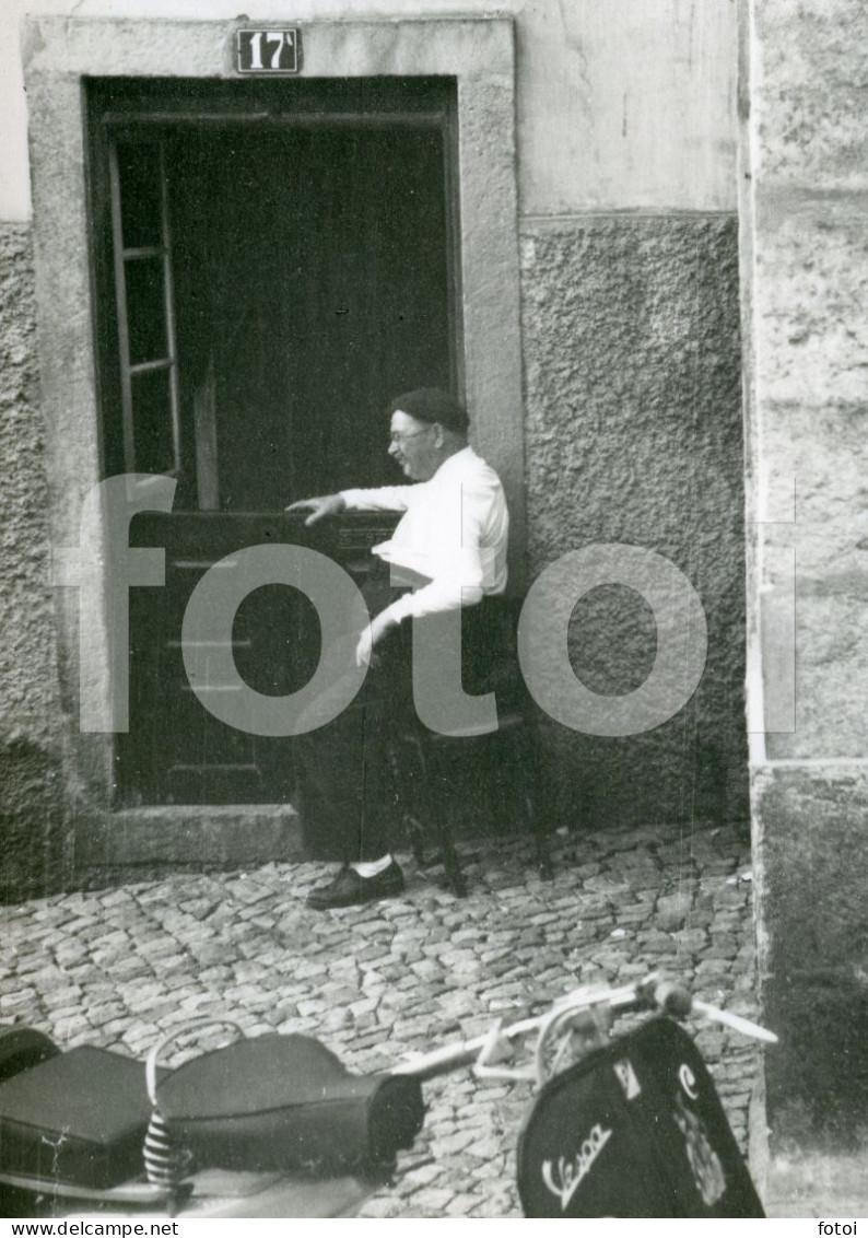 50s ORIGINAL PHOTO FOTO OLD MAN VESPA SCOOTER ALFAMA LISBOA LISBON PORTUGAL AT114 - Wielrennen