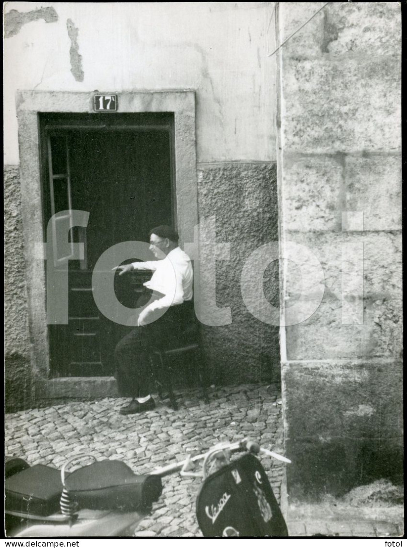 50s ORIGINAL PHOTO FOTO OLD MAN VESPA SCOOTER ALFAMA LISBOA LISBON PORTUGAL AT114 - Cycling