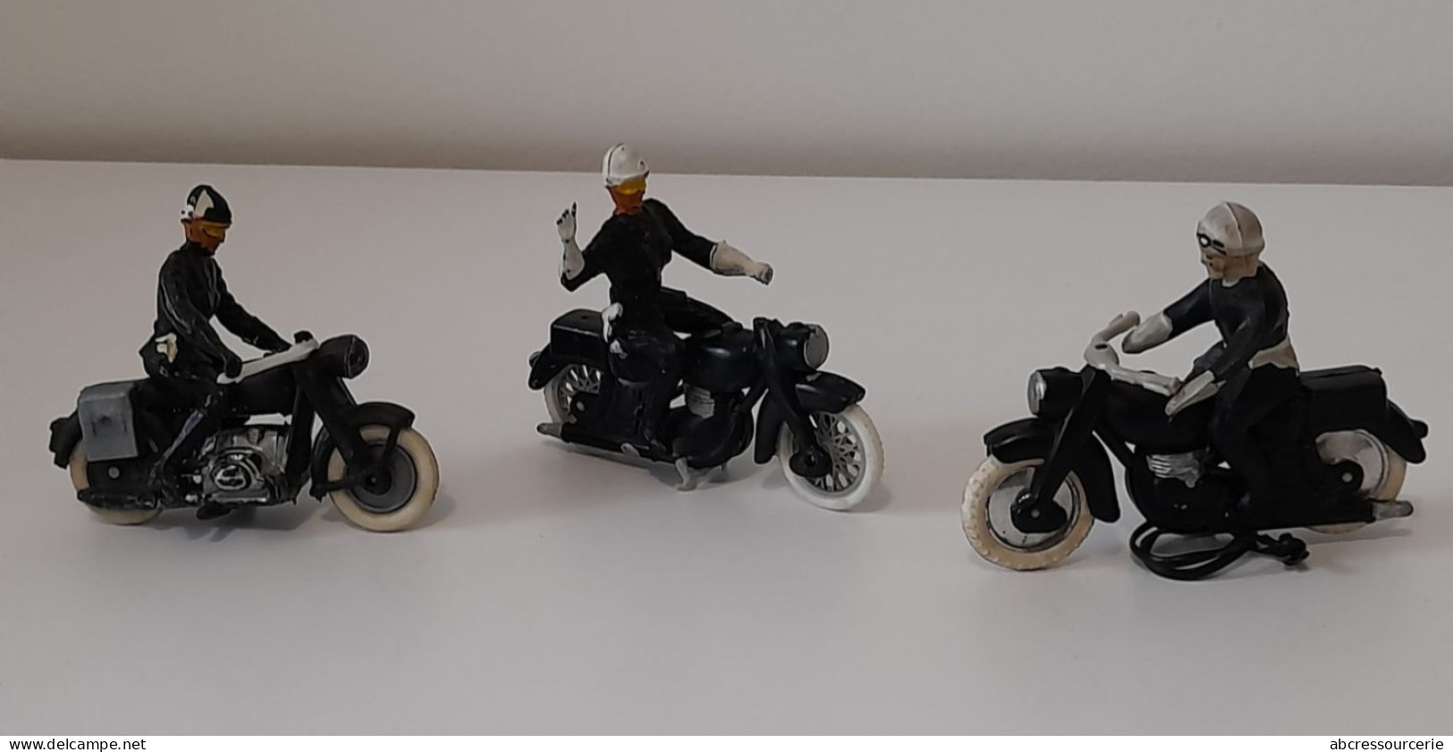 Lot De 3 Moto Motard De La Gendarmerie Police Tour De France Minialuxe Cofalu Aludo Plastique - Oud Speelgoed