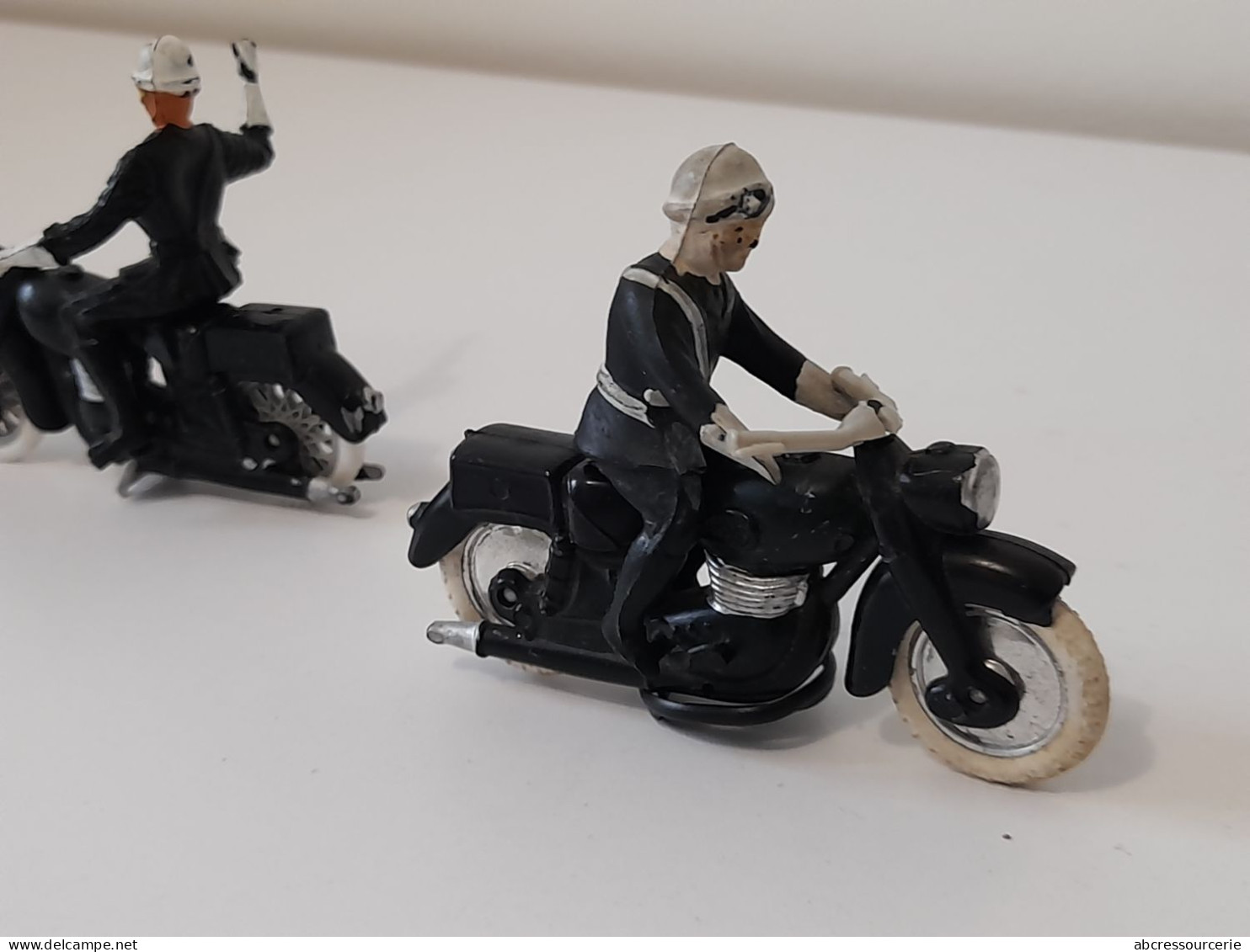 lot de 3 moto motard de la gendarmerie police tour de France Minialuxe Cofalu Aludo plastique
