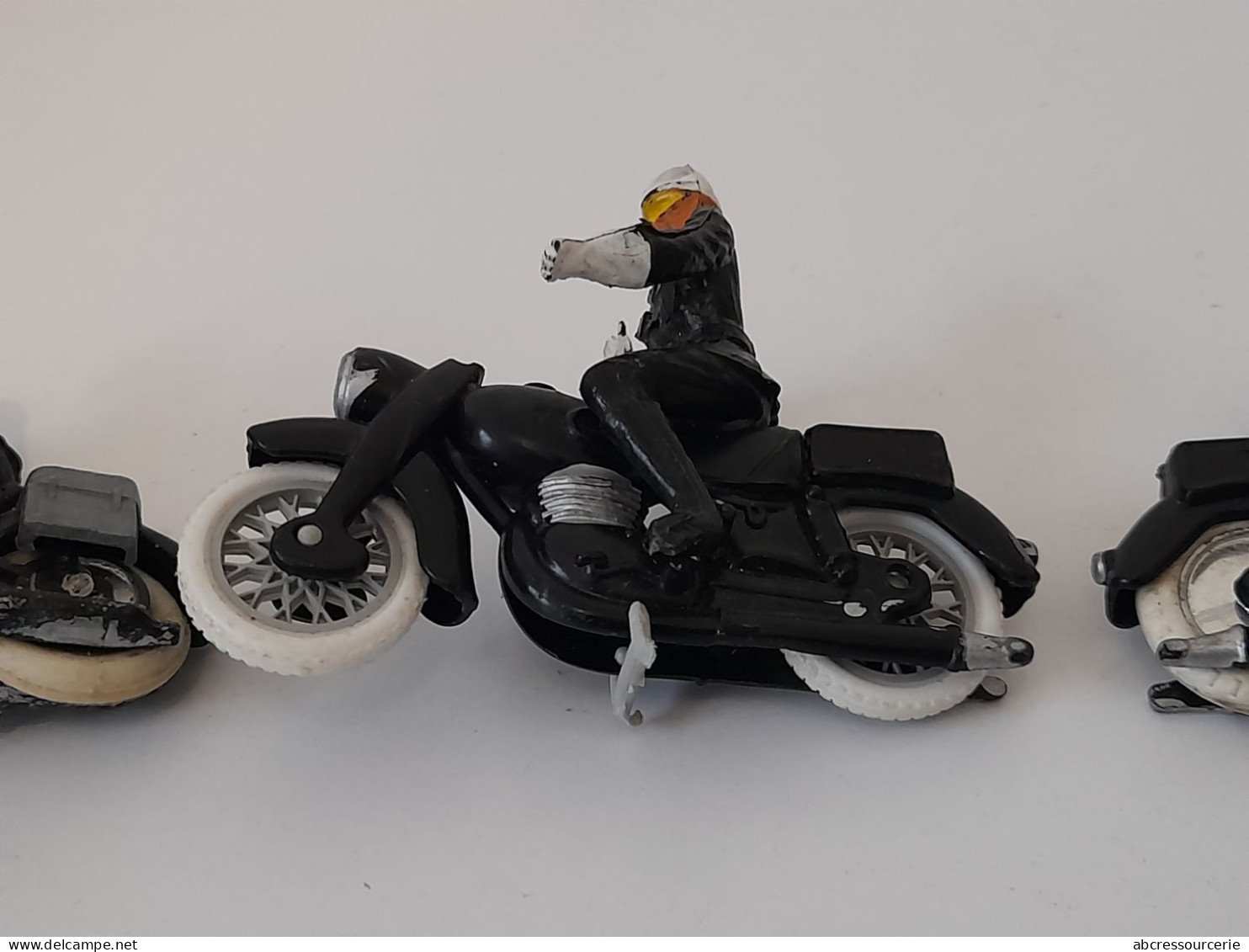 lot de 3 moto motard de la gendarmerie police tour de France Minialuxe Cofalu Aludo plastique