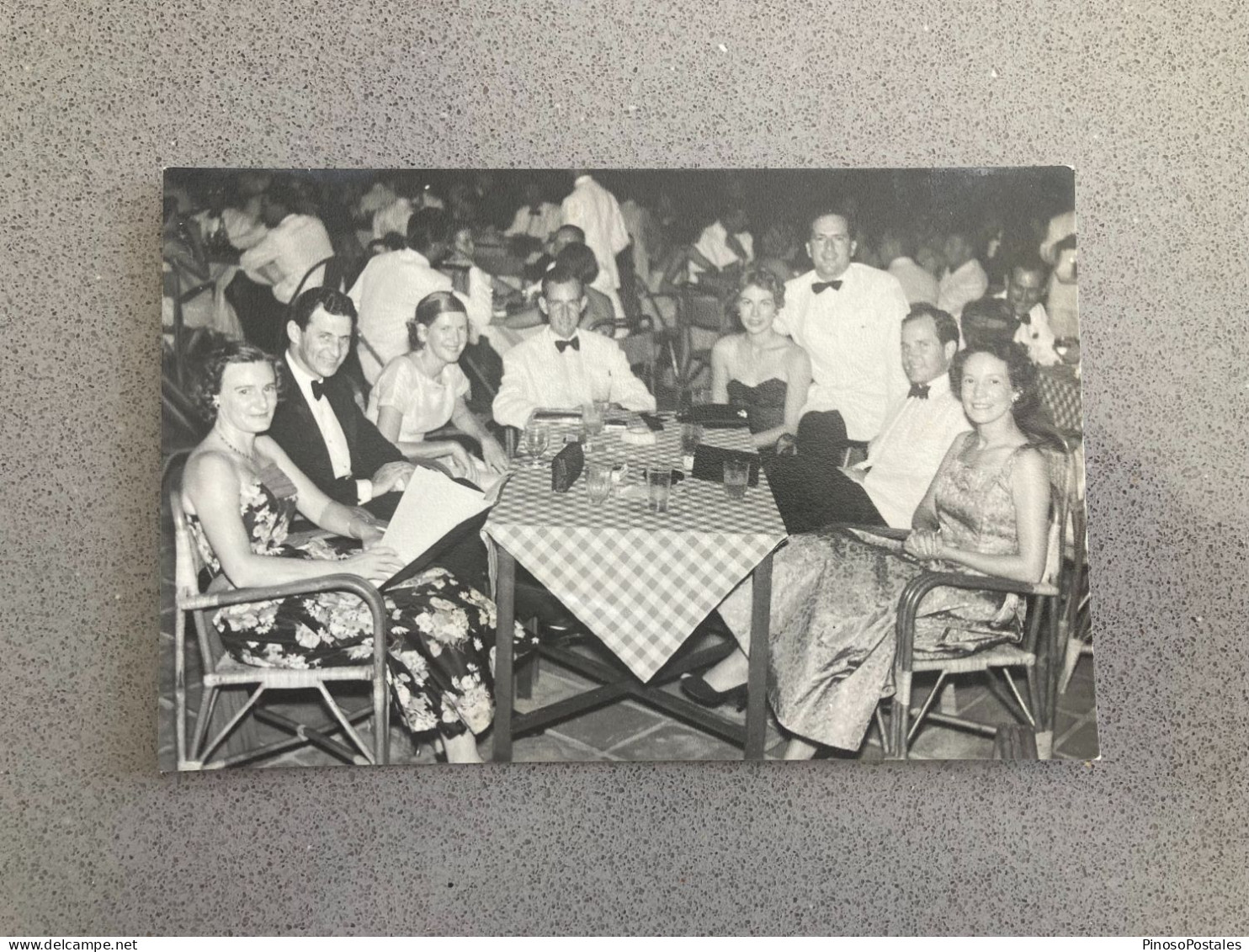 Kathinka Fox Singapore People At Dinner Carte Postale Postcard - Personnes Anonymes