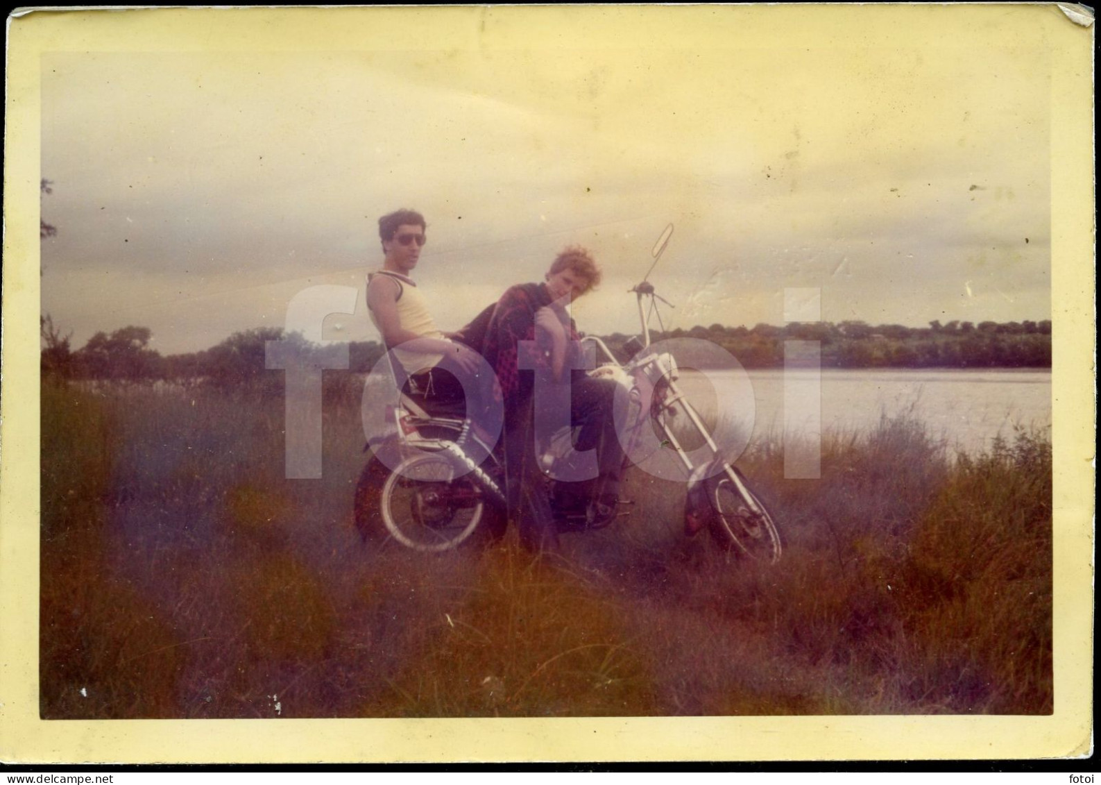 60s OLD ORIGINAL AMATEUR PHOTO FOTO MAN MEN BOY BOYS MOTO MOTORCYCLE MOÇAMBIQUE MOZAMBIQUE AFRIQUE AFRICA  Gay Int AT70 - Afrique