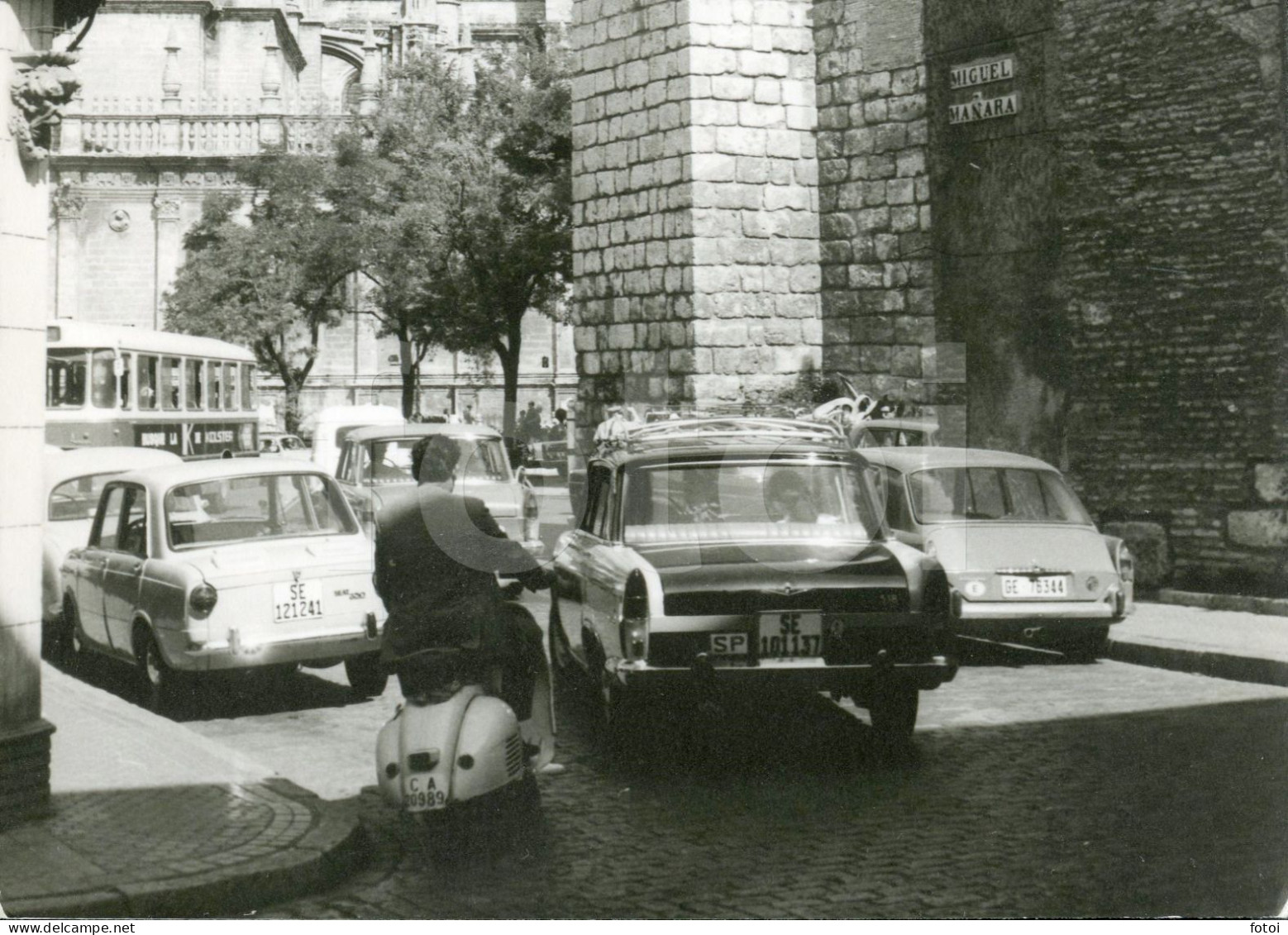 60s REAL ORIGINAL AMATEUR PHOTO FOTO VESPA SCOOTER TAXI SEAT 850 E ESPECIAL FIAT SEVILLA SPAIN ESPANA AT86 - Cars