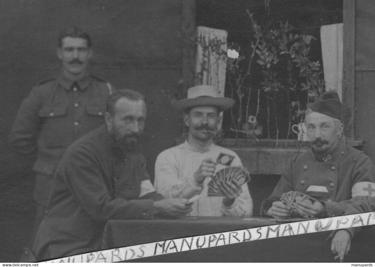 1914 - 1916 / CARTE PHOTO / 26e RIT ( MAYENNE ) / INFIRMIERS / REGIMENT D'INFANTERIE TERRIRORIALE / PARTIE DE CARTES - Guerra, Militari