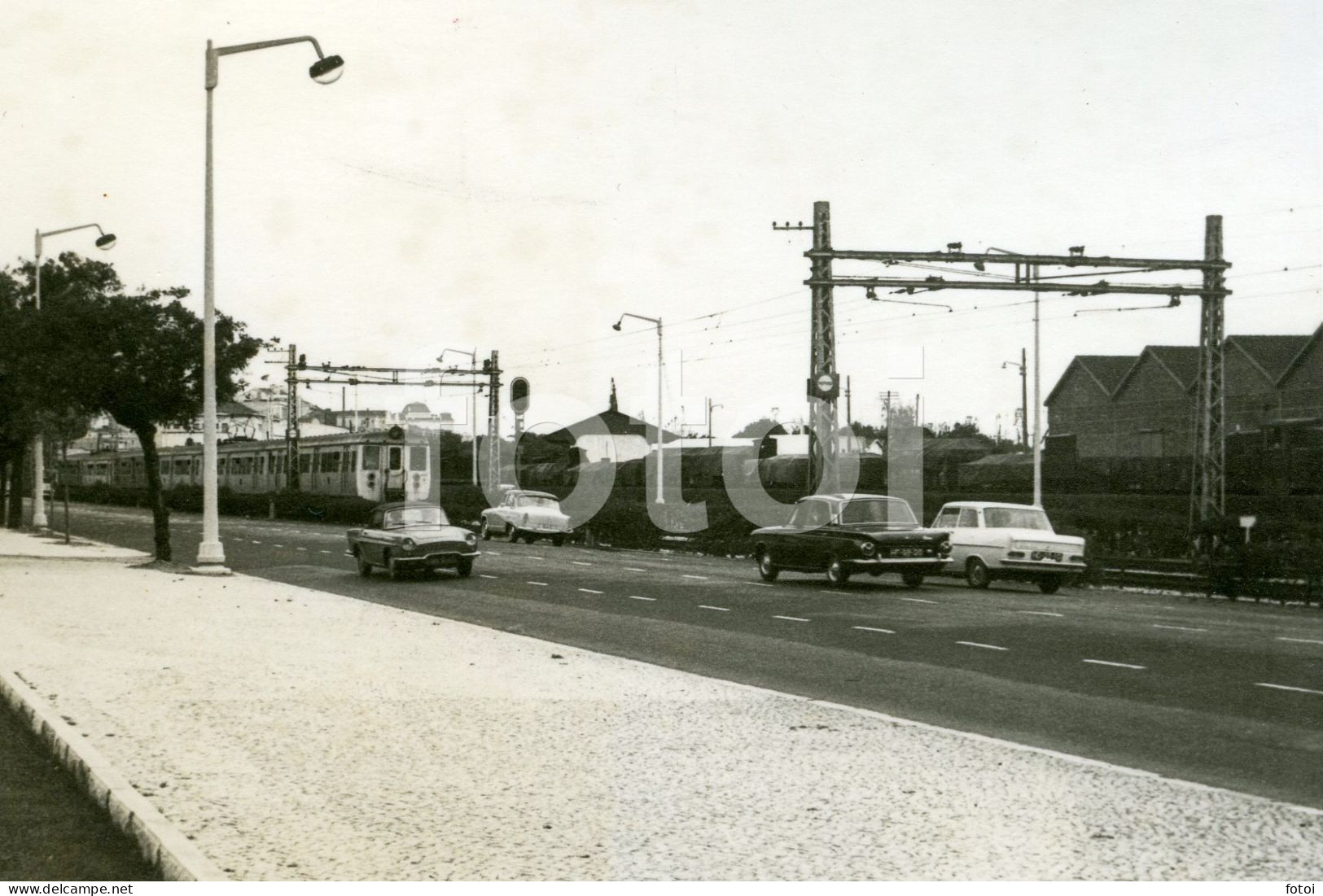 60s ORIGINAL AMATEUR PHOTO FOTO TRAIN COMBOIO ALCANTARA LISBOA PORTUGAL RENAULT FLORIDE CARAVELLE SIMCA ARONDE AT138 - Eisenbahnen