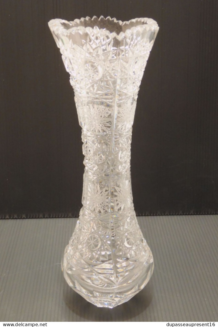 -JOLI ANCIEN VASE CRISTAL De BOHÊME JOLI Décor Taillé étoiles  COLLECTION      E - Vazen