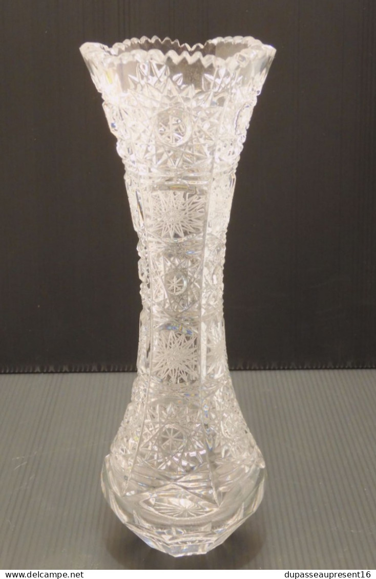 -JOLI ANCIEN VASE CRISTAL de BOHÊME JOLI Décor taillé étoiles  COLLECTION      E