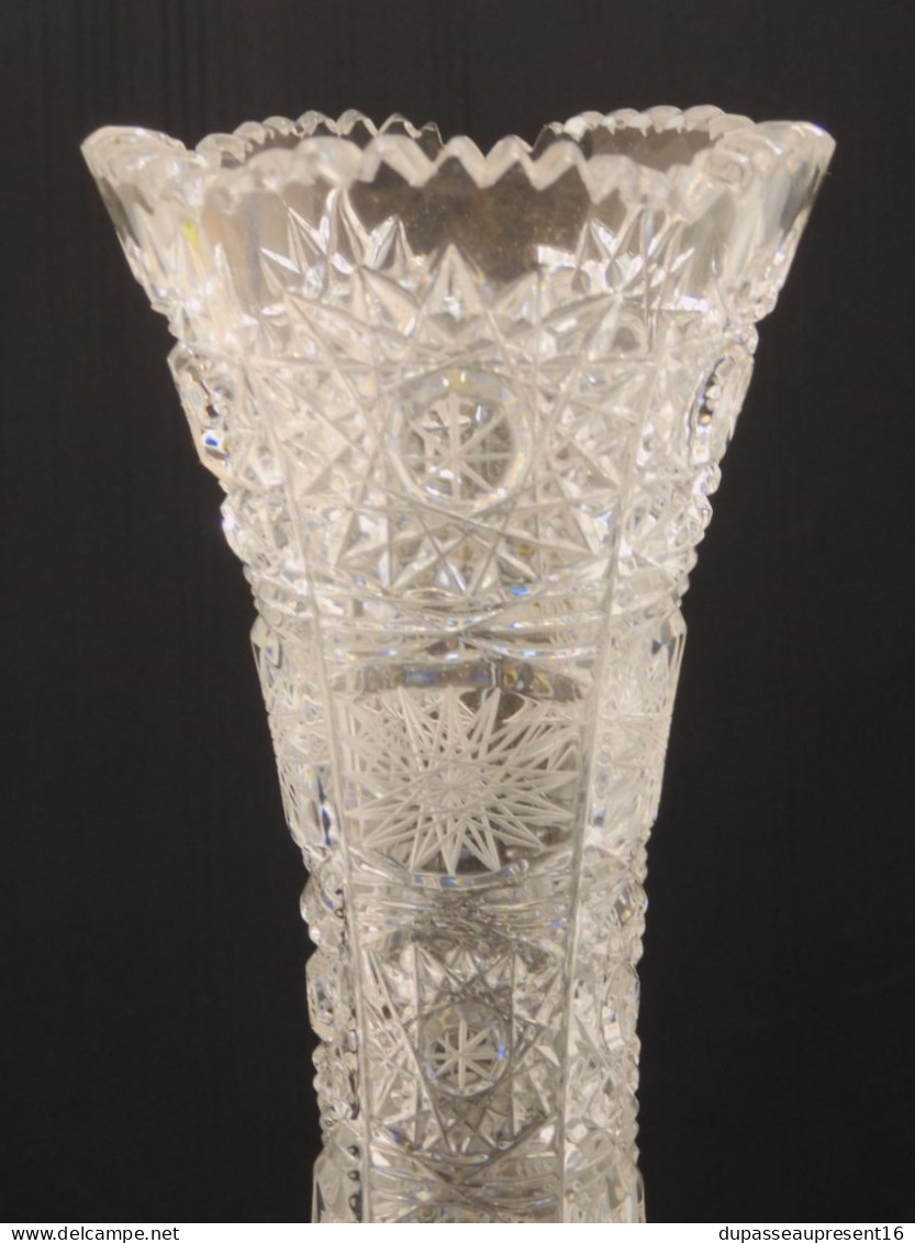 -JOLI ANCIEN VASE CRISTAL de BOHÊME JOLI Décor taillé étoiles  COLLECTION      E