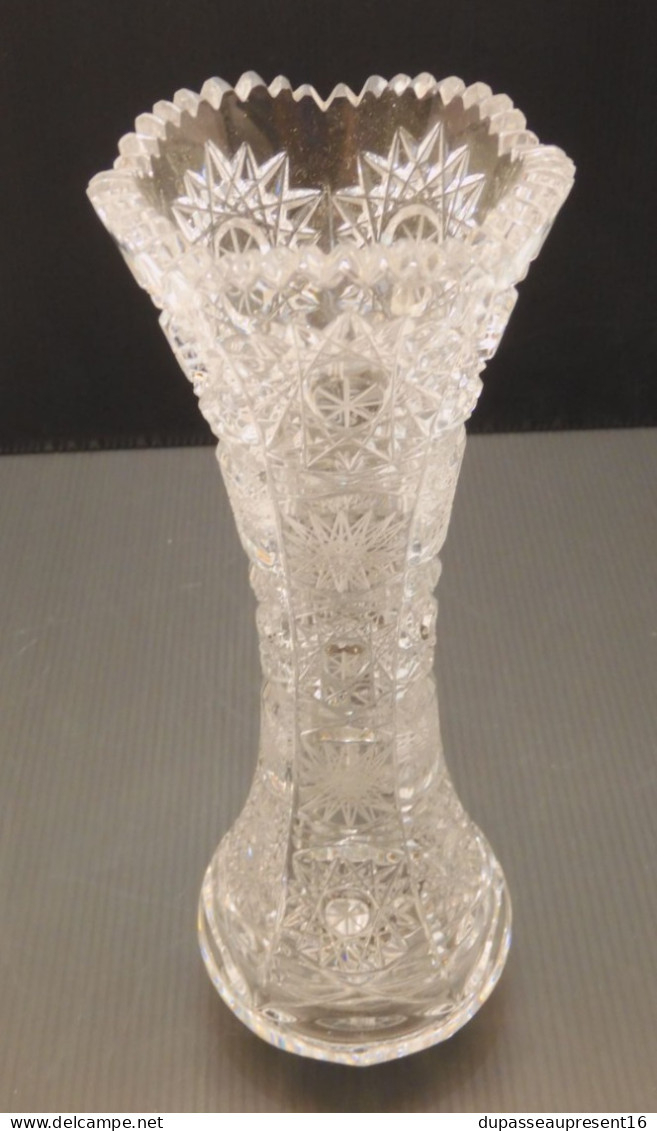 -JOLI ANCIEN VASE CRISTAL de BOHÊME JOLI Décor taillé étoiles  COLLECTION      E