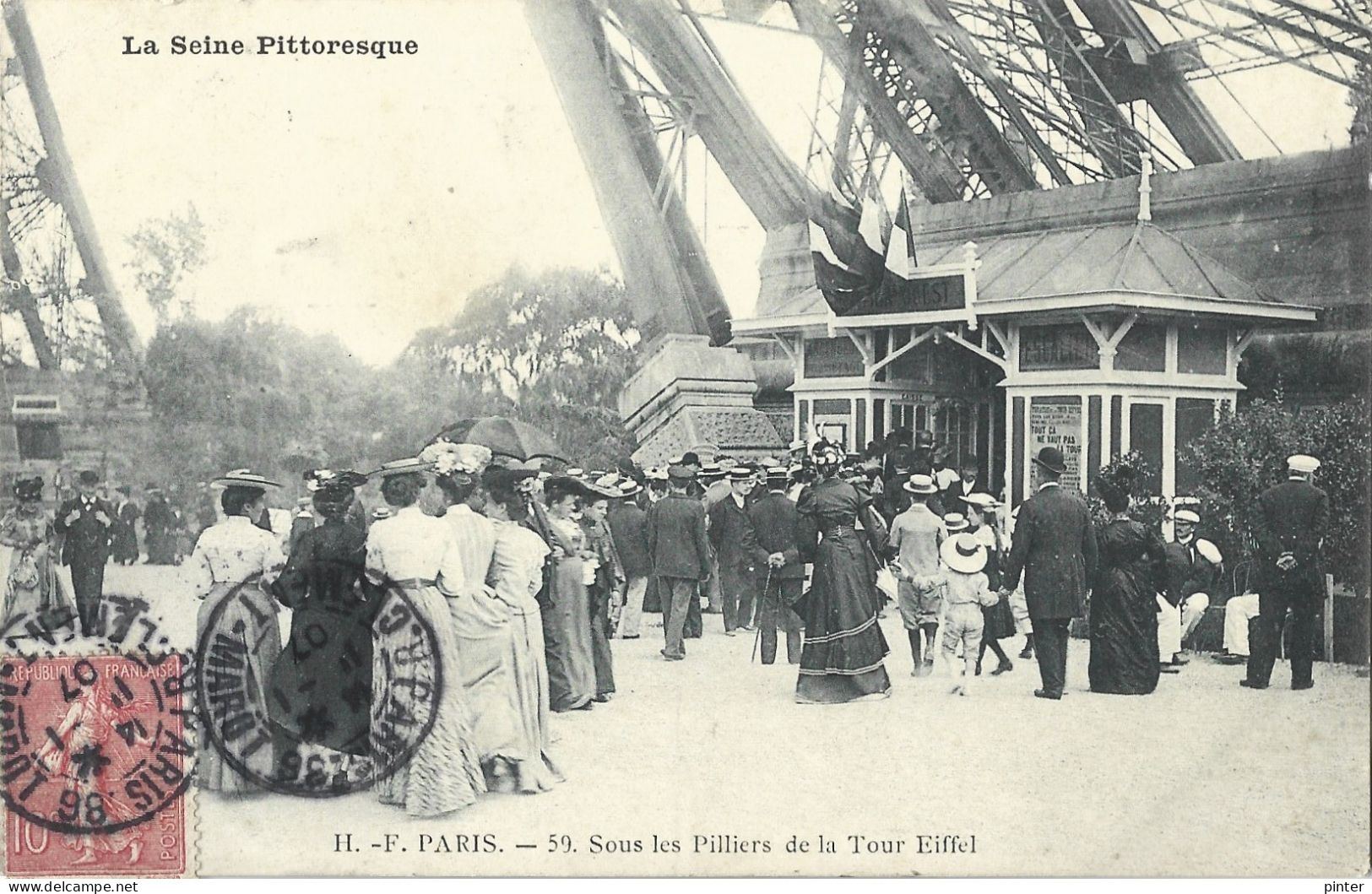 PARIS VIIe - Sous Les Piliers De La Tour Eiffel - Tour Eiffel