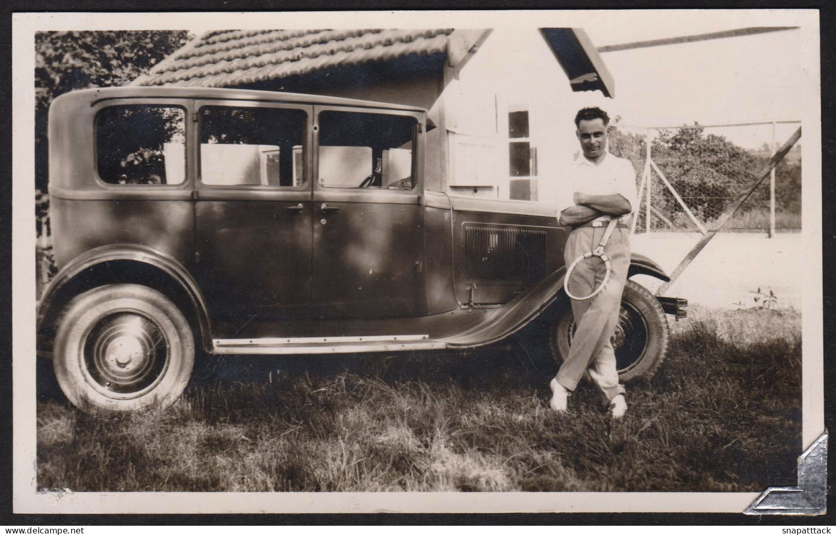 Jolie Photographie D'un Homme Avec Une Raquette De Tennis Près D'une Belle Automobile Voiture Citroën?? 12x7,4cm - Auto's