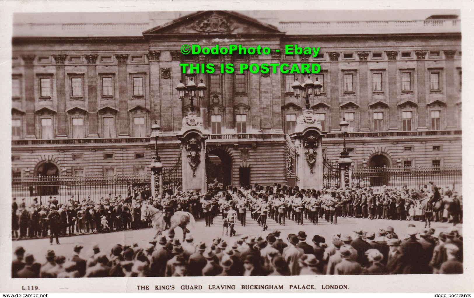 R384425 London. The King Guard Leaving Buckingham Palace. A. T. RP. 1931 - Autres & Non Classés