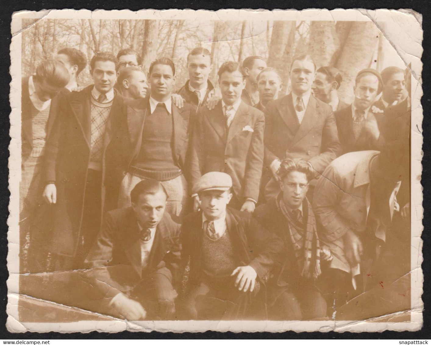 Jolie Photo D'un Groupe D'hommes à Identifier, étudiants? Club? à Rethondes à Pâques 1935, Oise Hauts De France 11x8,6cm - Plaatsen