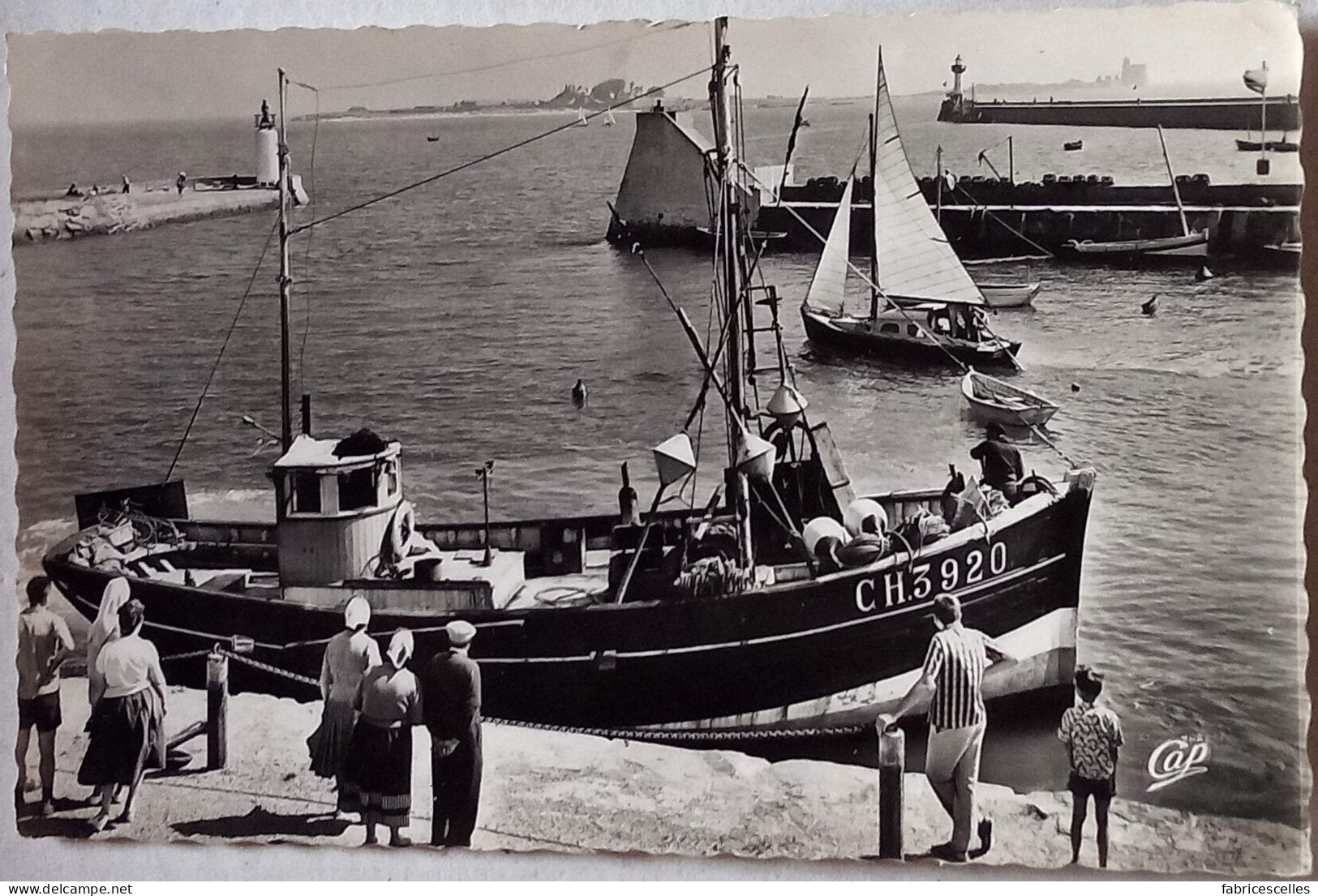 CPSM Circulée 1966 ,Saint Vaast La Hougue (Manche)  - L'Avant -Port, Au Fond L'ile De Tatihou    (50) - Saint Vaast La Hougue