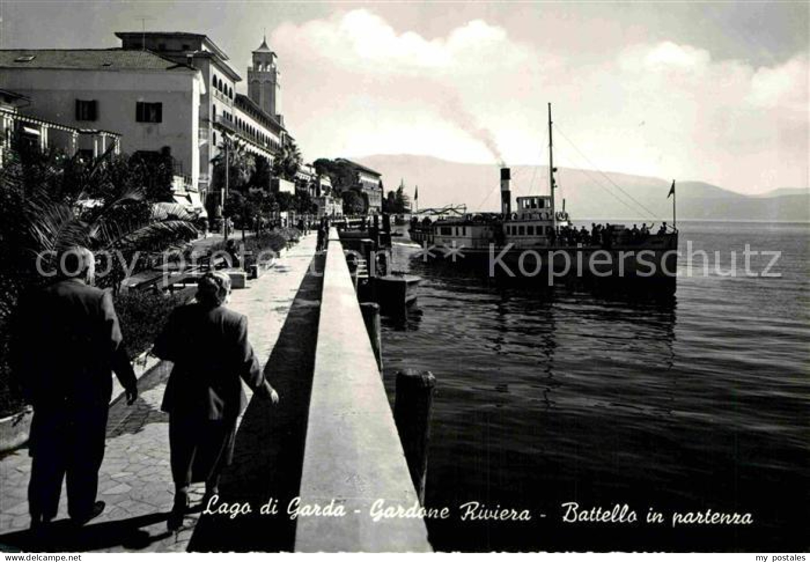 72772547 Gardone Riviera Lago Di Garda Battello In Partenza Uferpromenade Bootsa - Sonstige & Ohne Zuordnung