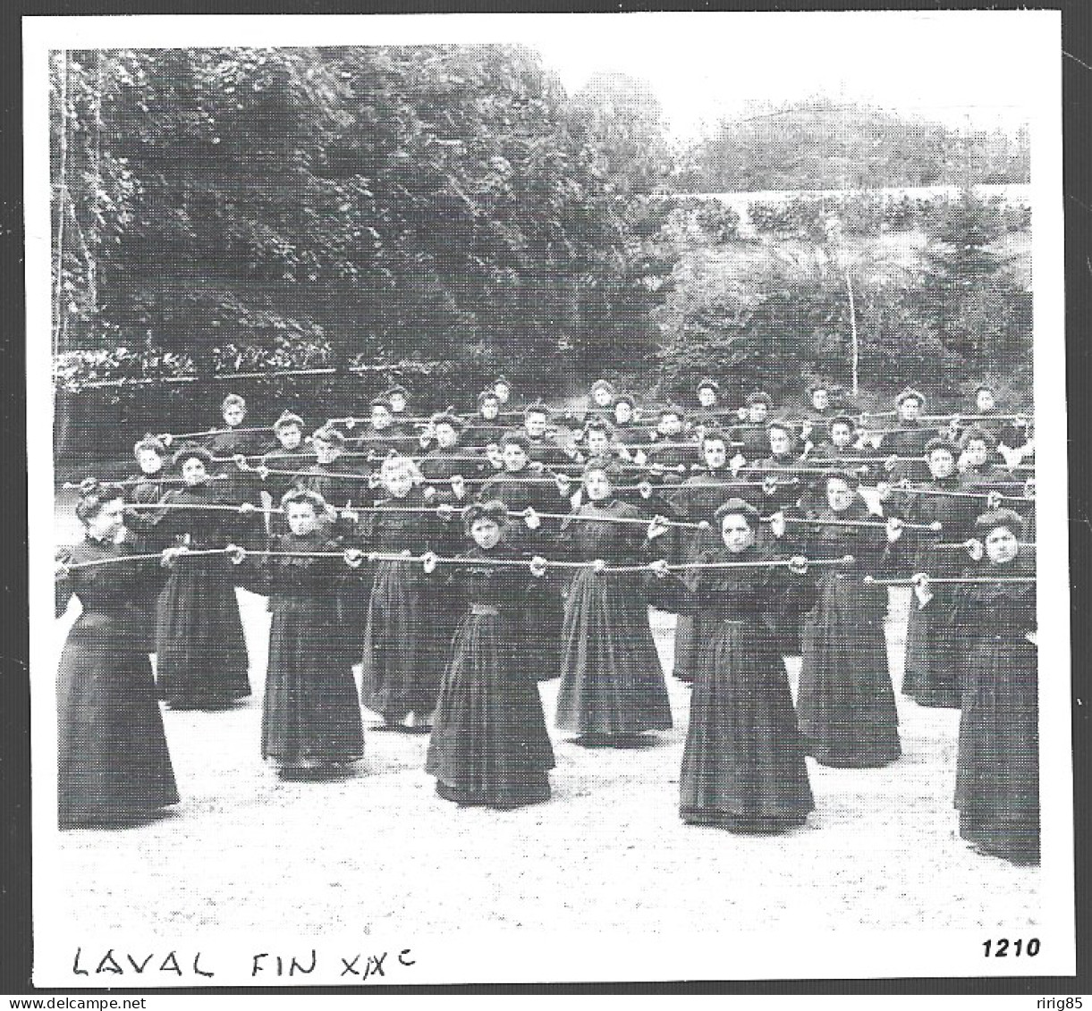 1986  -  LAVAL . FIN XIXe . ENTRAINEMENT AU BATON . 4B134 - Zonder Classificatie